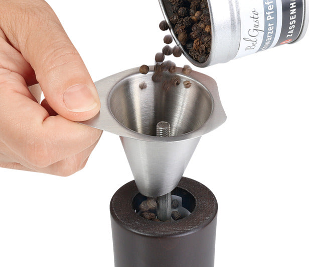 Praktischer Einfülltrichter von ZASSENHAUS für müheloses Nachfüllen von Salz und Pfeffer. Hochwertiger Edelstahl, leicht zu reinigen und ideal für die Küche.