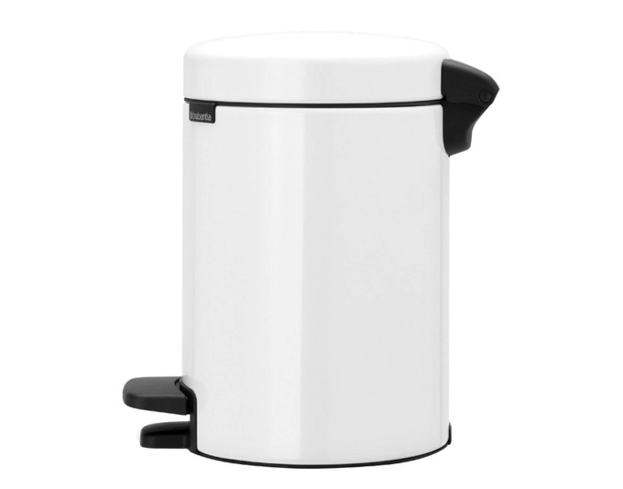 Entdecken Sie den BRABANTIA Treteimer NewIcon 3 l in elegantem Weiß. Ideal für kleine Küchen, Badezimmer und Büros. Hochwertige Verarbeitung, hygienischer Fußtrittmechanismus und herausnehmbarer Inneneimer für einfache Reinigung. Stilvolles Design trifft auf Funktionalität.