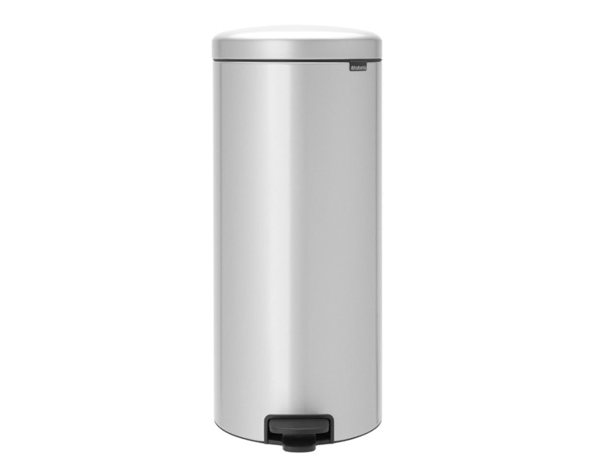 Entdecken Sie den BRABANTIA Treteimer NewIcon 30 l in metallic grey. Stilvoll, geruchsdicht und aus hochwertigem Edelstahl – ideal für Küche und Büro.