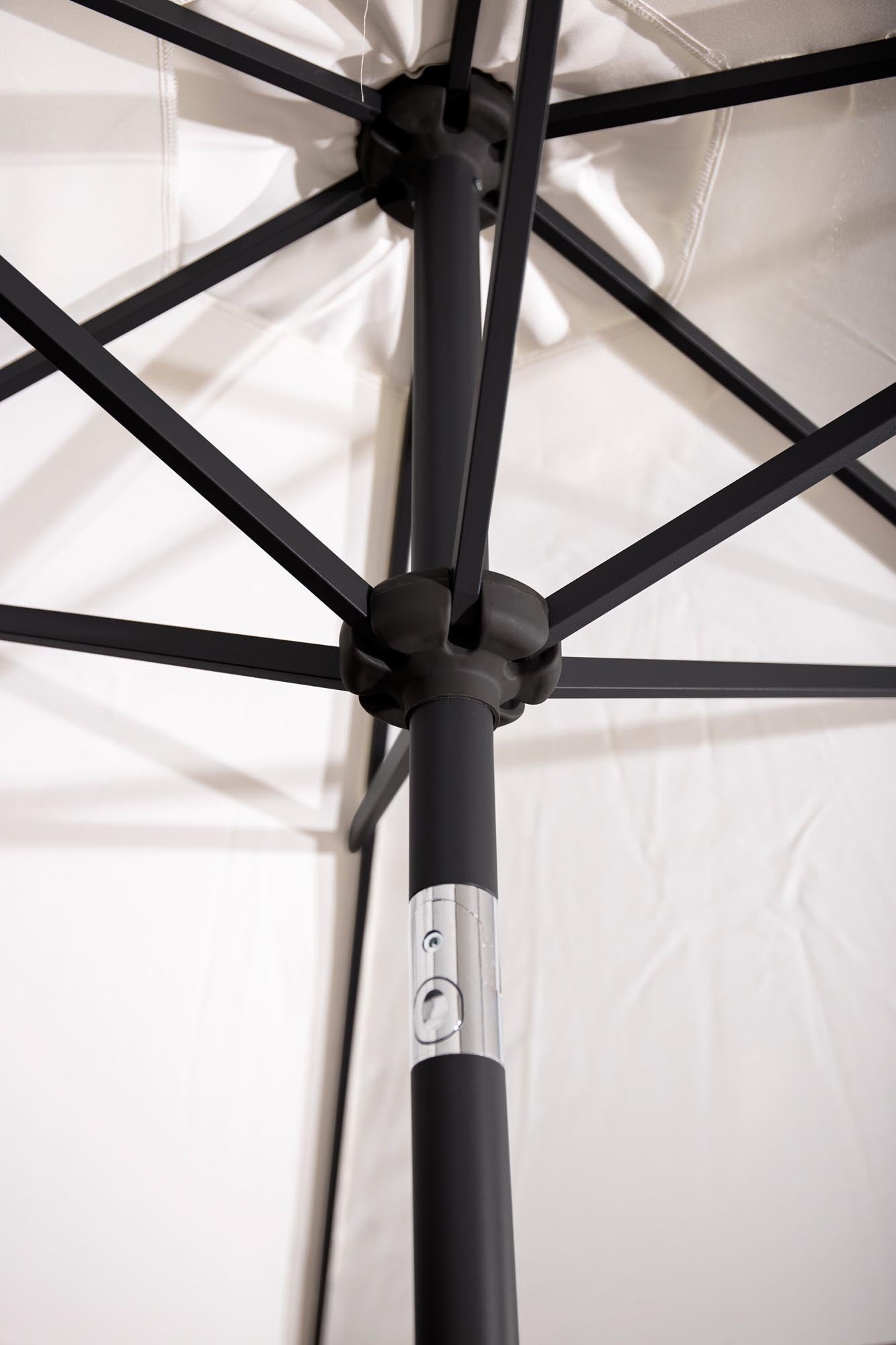 Leeds Sonnenschirm von Venture Home: Eleganter 3,5 m Schirm, UV-beständig, wasserabweisend und perfekt für schattige Momente im Garten.