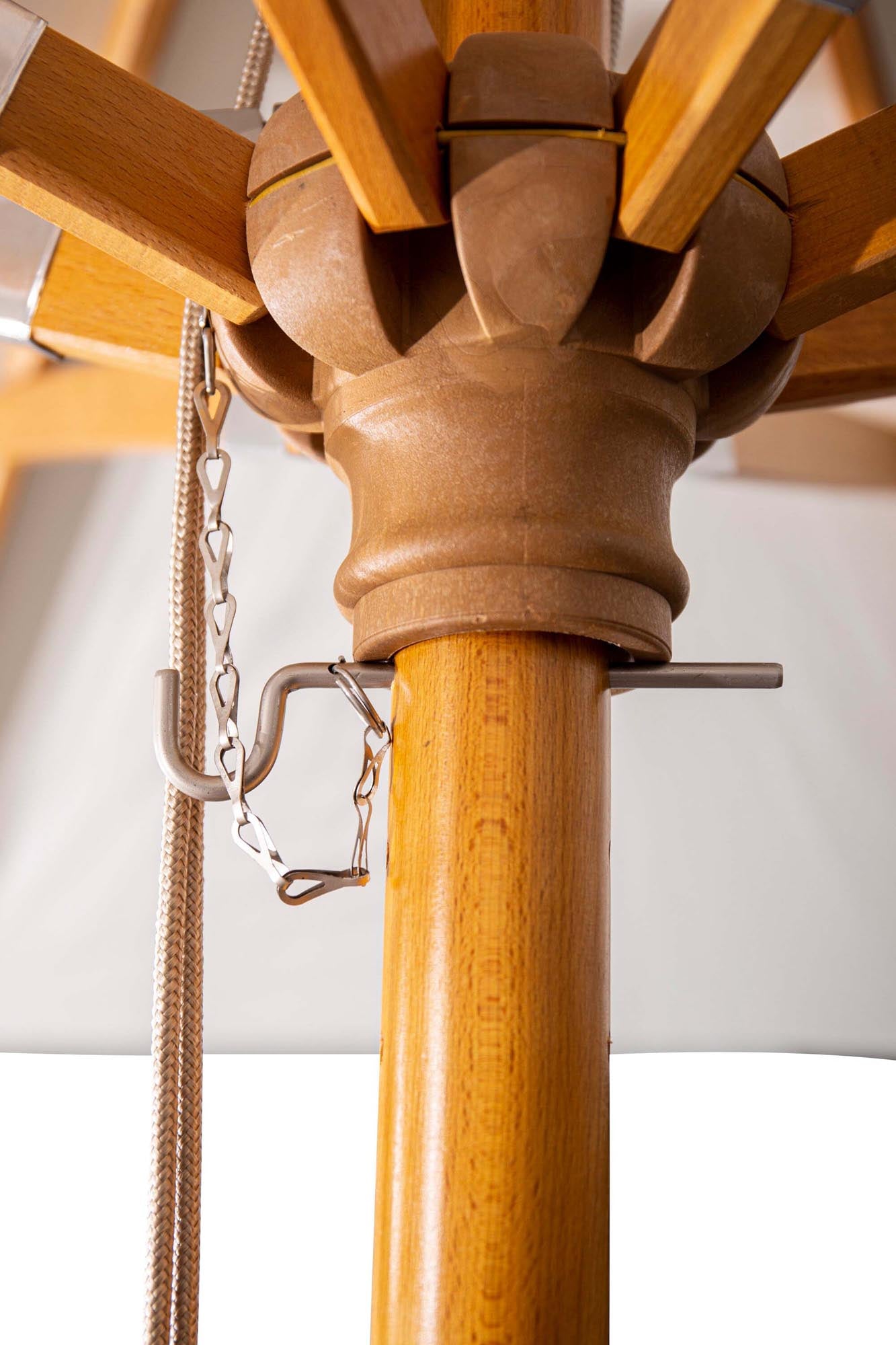 Entdecken Sie den Naxos Sonnenschirm von Venture Home: Hochwertiger UV-Schutz, elegantes Design aus Holz, 3m Durchmesser für perfekten Schatten.