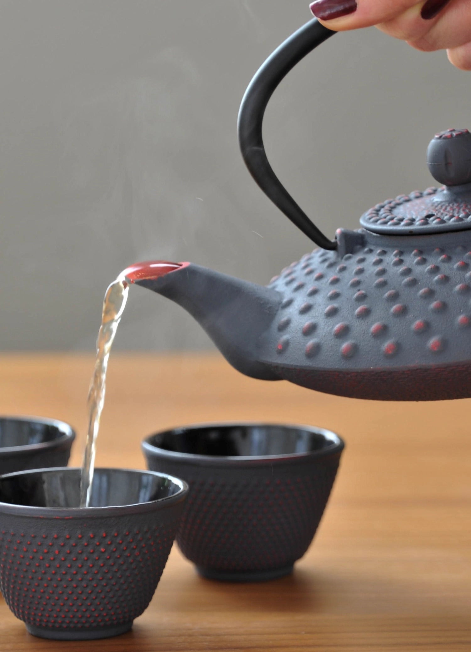 Stilvolles Teekannenset aus robustem Gusseisen (800ml) mit 4 Gläsern. Perfekt für Teeliebhaber, die Wert auf Design und Qualität legen.