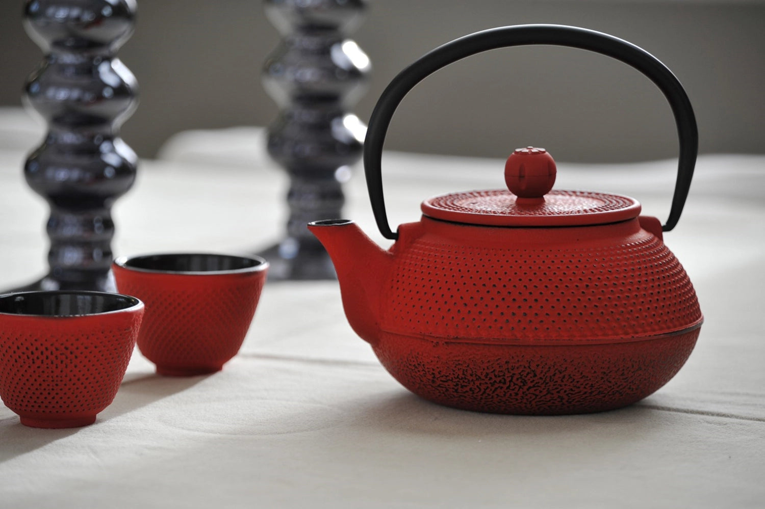 Entdecken Sie das stilvolle Teekannenset von Easy Life: 600ml Gusseisenkanne in Rot mit 4 passenden Gläsern. Perfekt für Teegenuss!