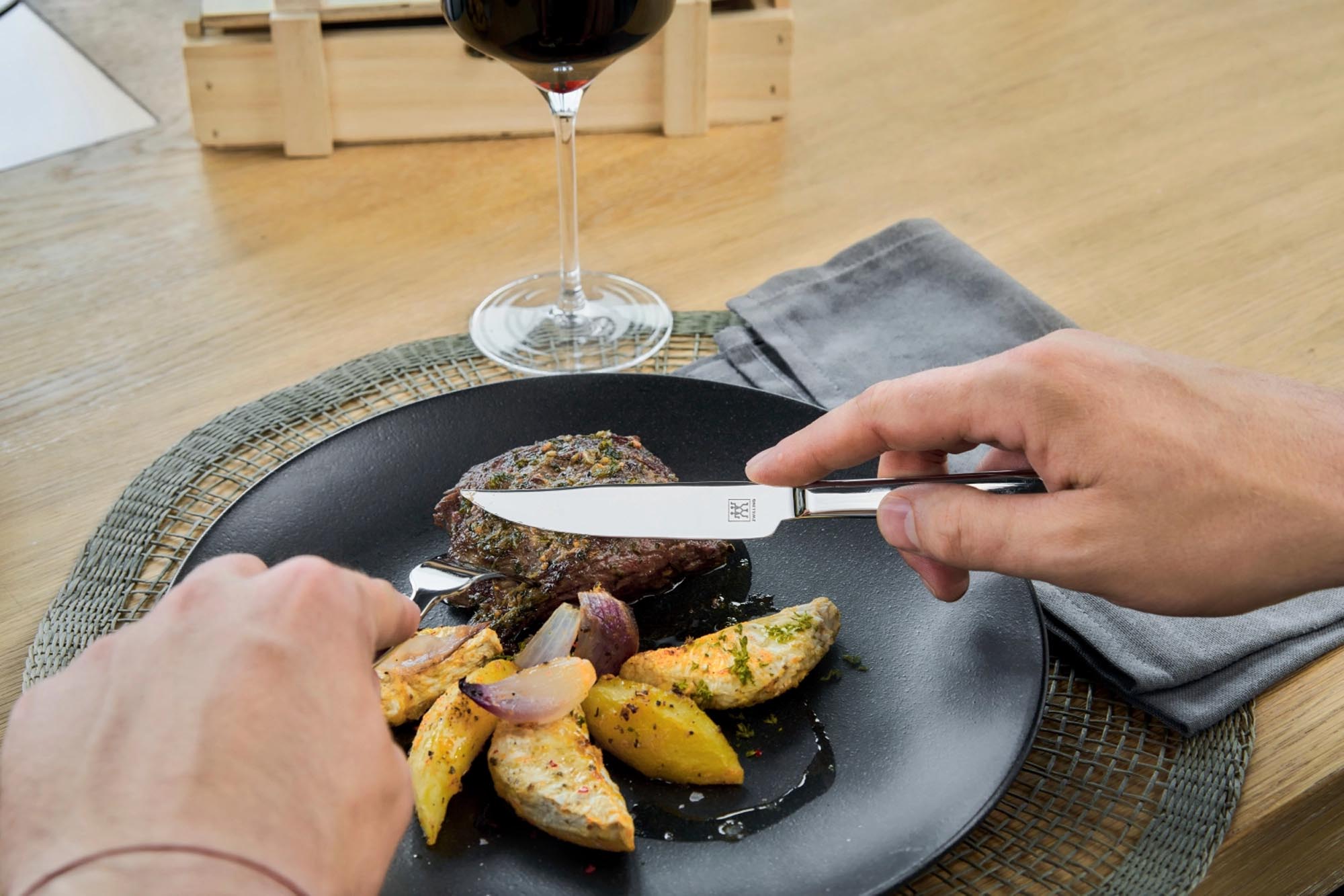 Hochwertiges 12-teiliges Steakbesteck von Zwilling Kitchen, elegant verpackt in einer edlen Holzbox – ideal für Steakliebhaber.