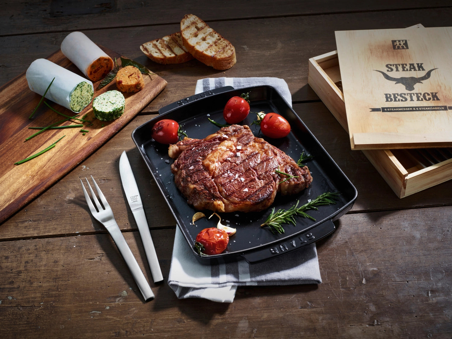 Elegantes 12-teiliges Steakbesteckset TWIN von Zwilling Kitchen, stilvoll verpackt in einer Holzbox, ideal für besondere Anlässe und Grillabende.