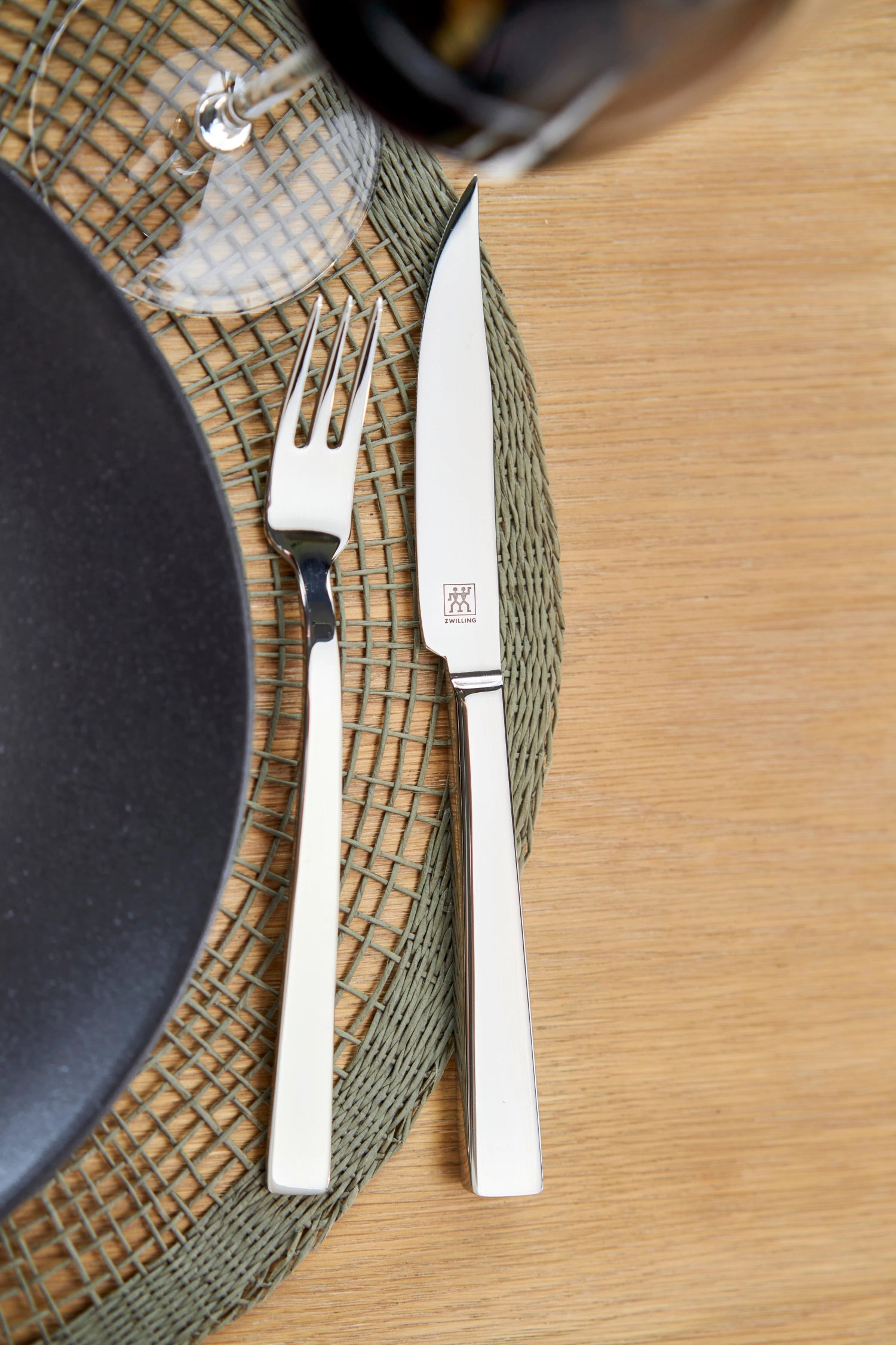 Hochwertiges 12-teiliges Steakbesteckset TWIN von Zwilling Kitchen, perfekt für Fleischliebhaber, in edler Holzbox für stilvolle Präsentation.