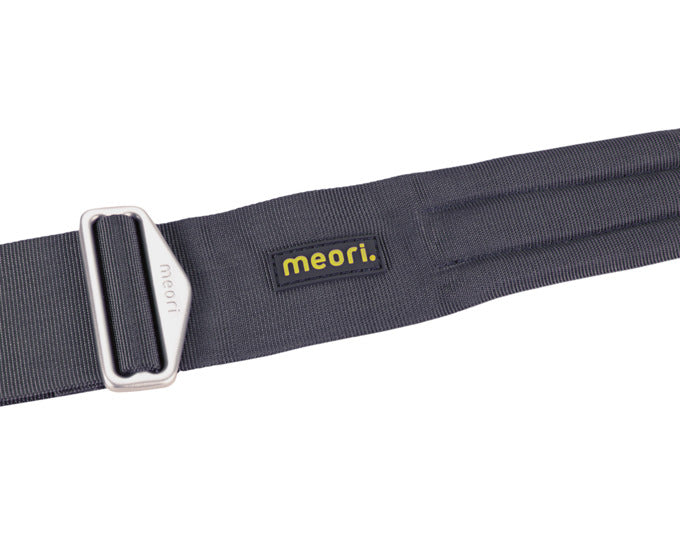 Entdecken Sie den MEORI Schultergurt für Faltboxen – für einfachen und bequemen Transport Ihrer Einkäufe und Utensilien.