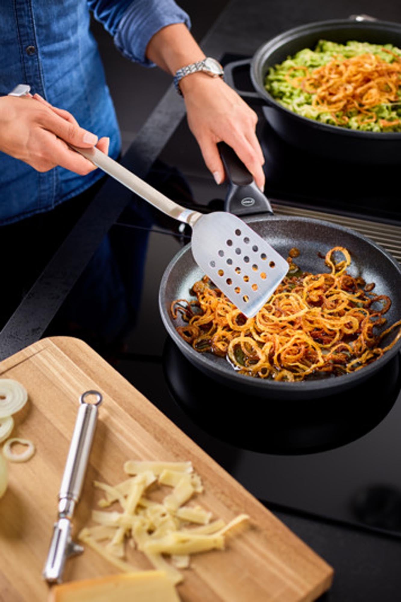 Eleganter, gelochter Pfannenwender von RÖSLE, 33 cm, aus Edelstahl. Ideal zum Wenden, Anrichten und Servieren. Spülmaschinenfest.