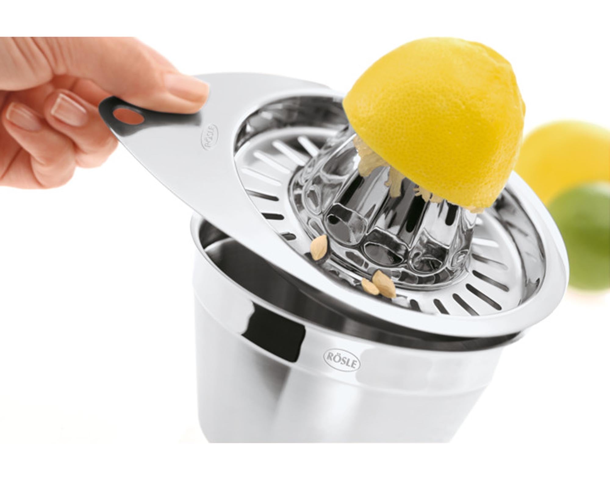 Entdecken Sie die RÖSLE Zitruspresse mit 0,5 l Fassungsvermögen und 18 cm Durchmesser. Ideal für frische Säfte aus Zitrusfrüchten, elegant und robust.