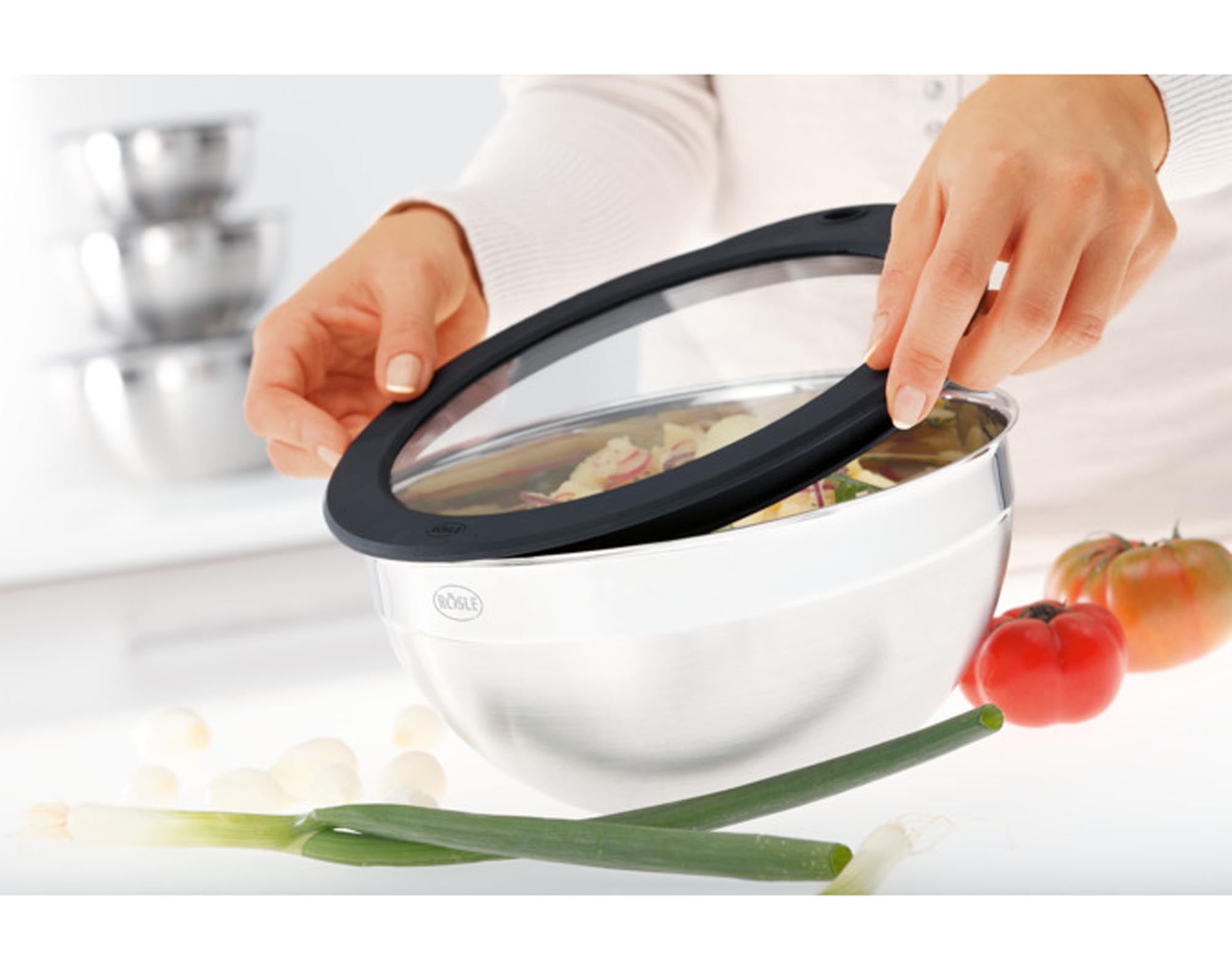 Der RÖSLE Frischhaltedeckel aus hitzebeständigem Glas (ø 16 cm) sorgt für optimale Sicht und Frische Ihrer Speisen. Ideal für vielseitige Kochanwendungen.