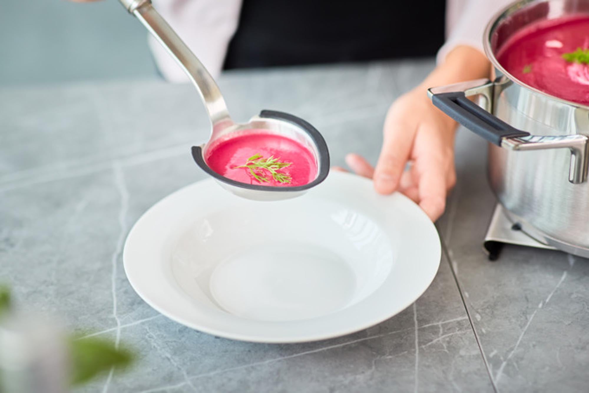 Der RÖSLE Portionslöffel aus Inox und Silikon bietet Präzision, Langlebigkeit und ergonomisches Design für müheloses Portionieren.