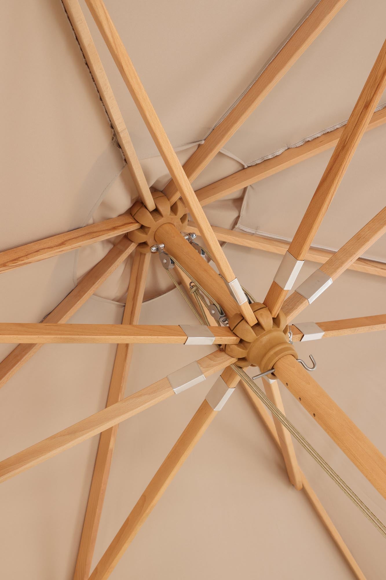 Naxos Sonnenschirm: 3x3m, robustes Holz, idealer UV-Schutz.