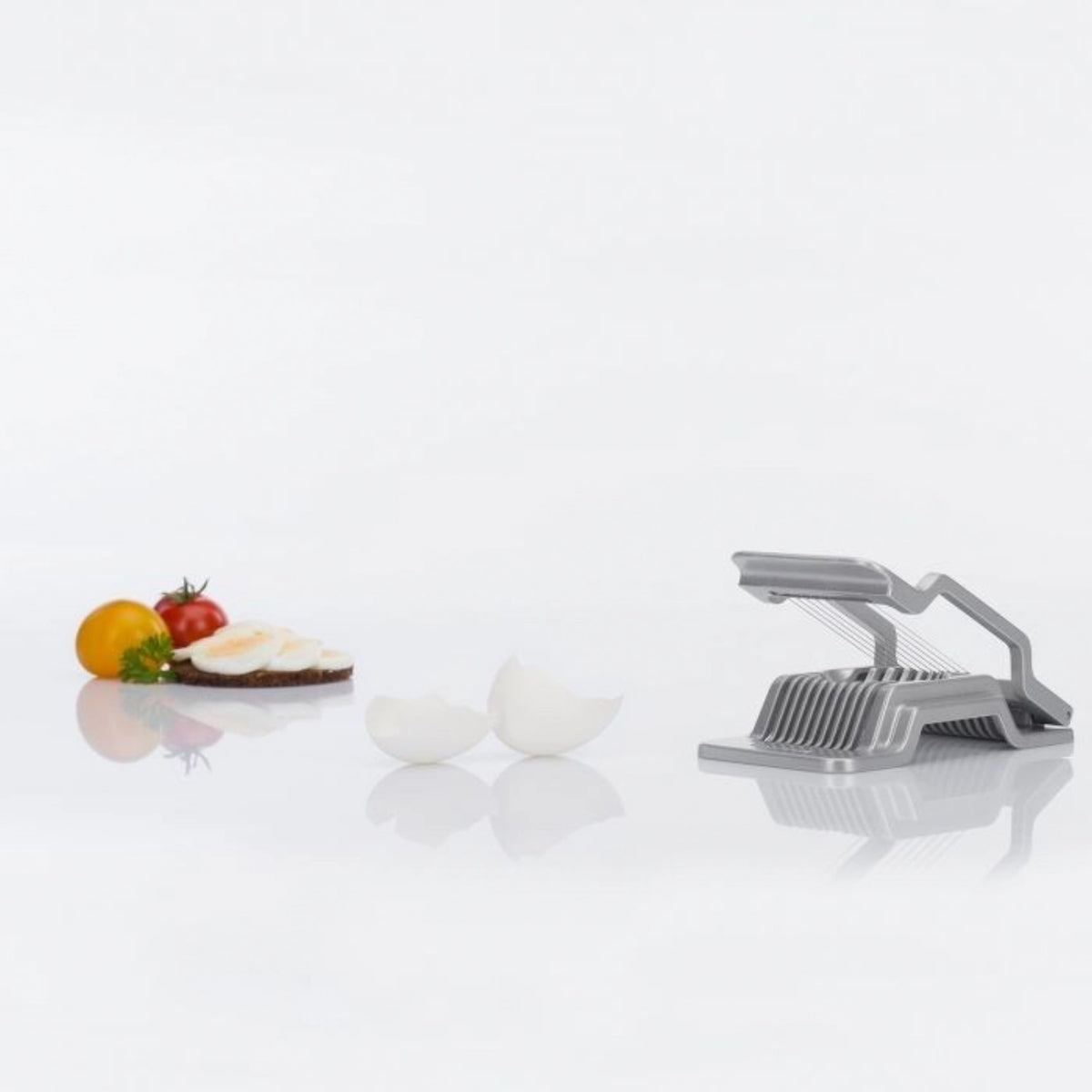 Eierteiler Justus, 14x8x3cm in Silber präsentiert im Onlineshop von KAQTU Design AG. Küchenhelfer ist von Westmark