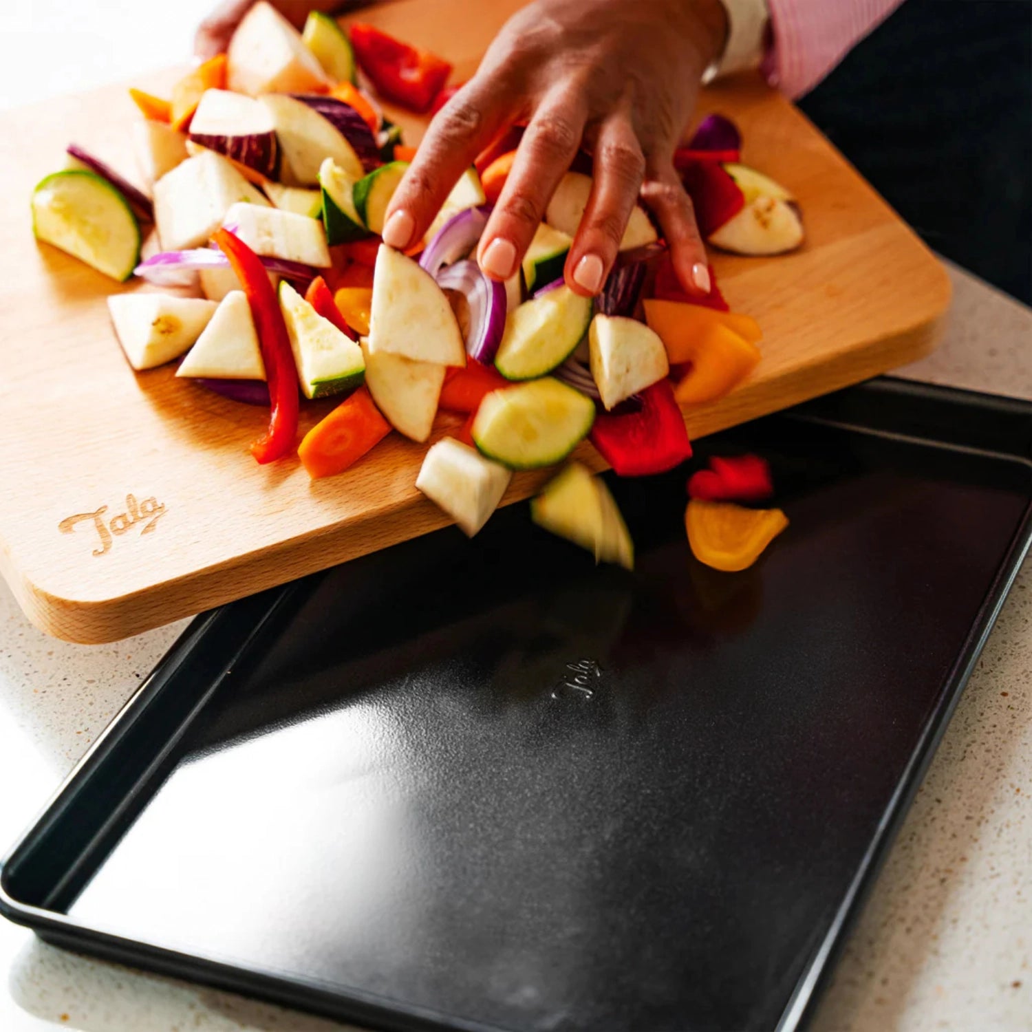 Erleben Sie das Tala Backblech (39,5x27x2cm) – ideal für gleichmäßiges Backen dank hochwertiger Antihaftbeschichtung. Perfekt für alle Backprojekte!
