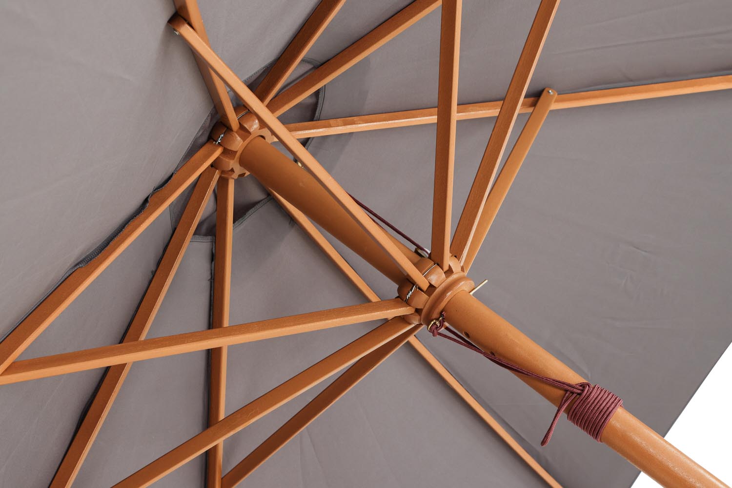 Der Ixos Sonnenschirm von Venture Home bietet stilvollen UV-Schutz und Langlebigkeit für entspannte Stunden im Freien.