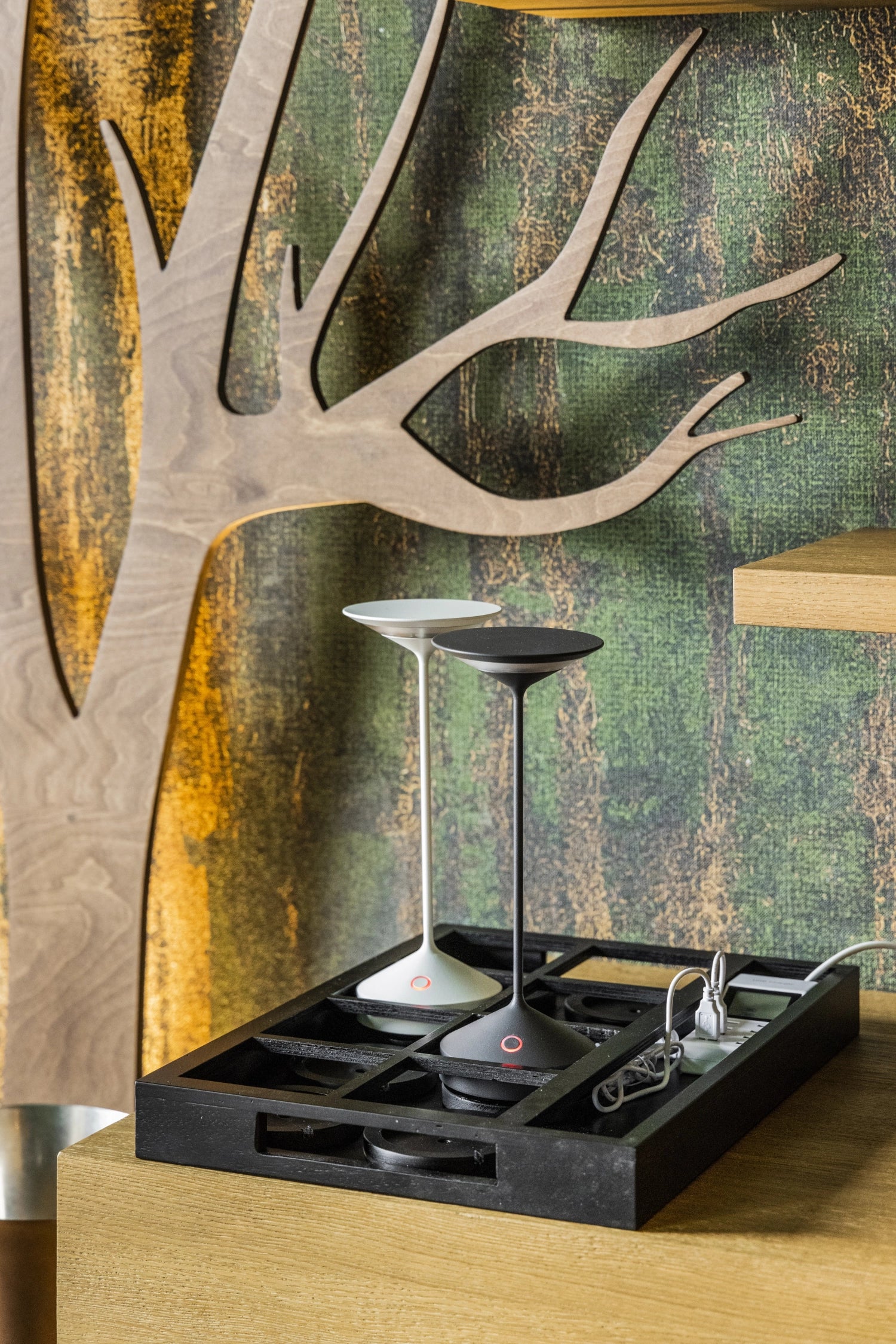 Die Abert Tempo Lampe ist eine elegante, wiederaufladbare Tischleuchte, die Stil und Funktionalität vereint. Ideal für jeden Raum!