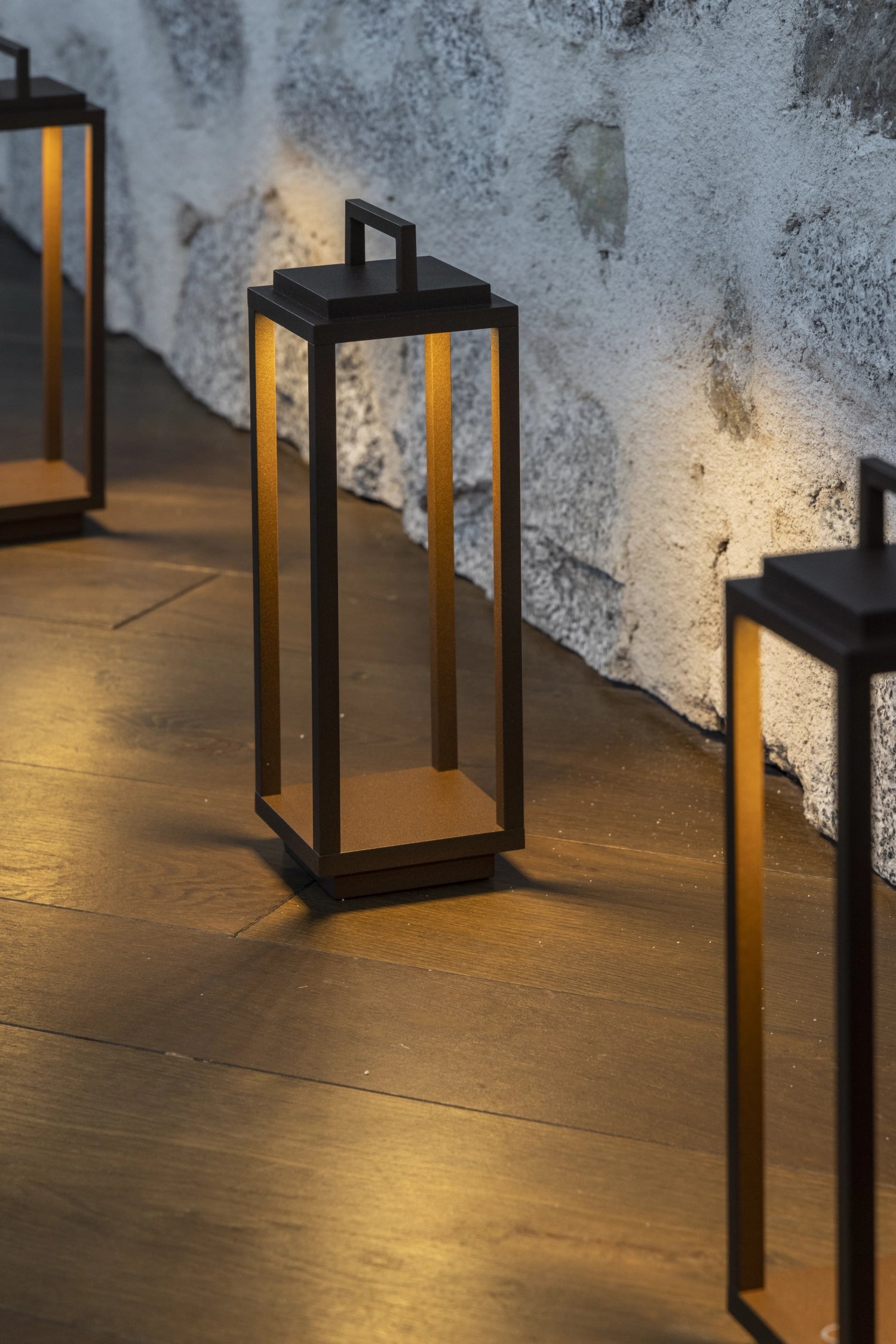 Die Abert Resort Maxi Lampe in Rost vereint modernes Design und Funktionalität. Perfekt für jeden Raum, drinnen oder draußen.