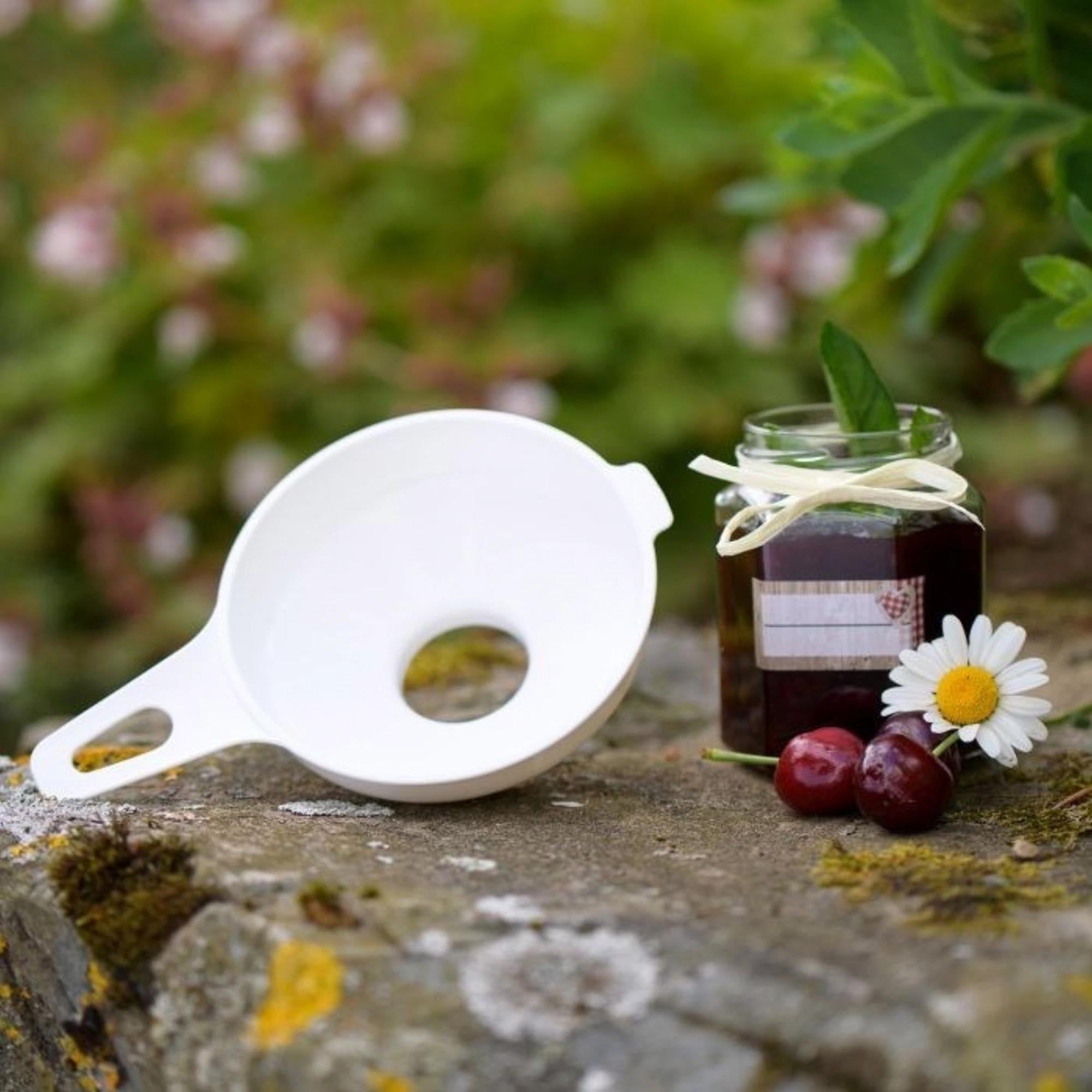 Praktischer Einmachtrichter von Westmark, ideal für sauberes Abfüllen. Masse: oben Ø12,5 cm, unten Ø3,7 cm, 20x13x5 cm.