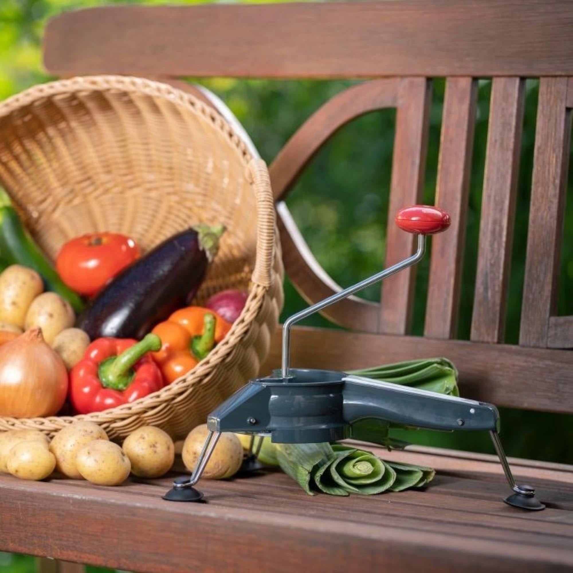 Praktischer Gemüseschneider von Westmark, ideal für schnelles Schneiden und Raspeln, kompakt und benutzerfreundlich, Masse 33x24x25 cm.