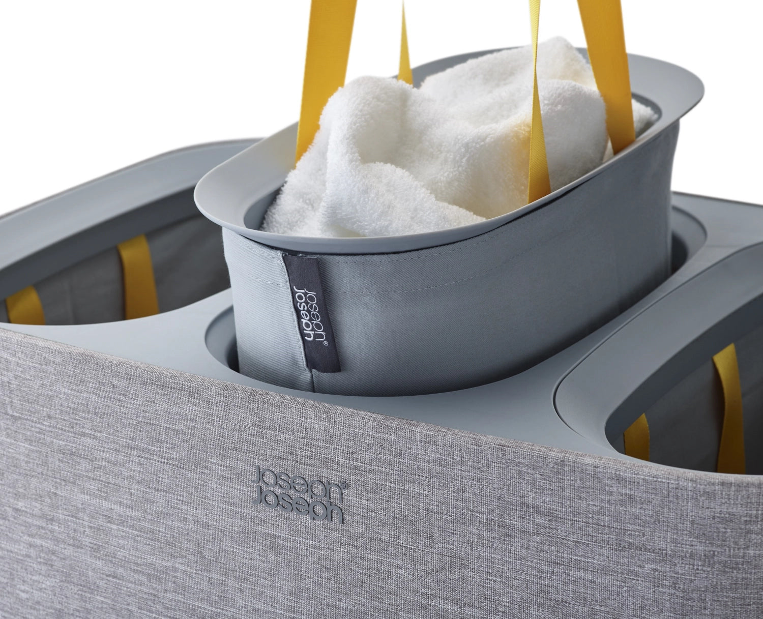 Stylischer Wäschetrennkorb Tota Trio 90L in modernem Grau von Joseph Joseph, perfekt für die einfache Sortierung von Wäsche in drei separate 30L Fächer.