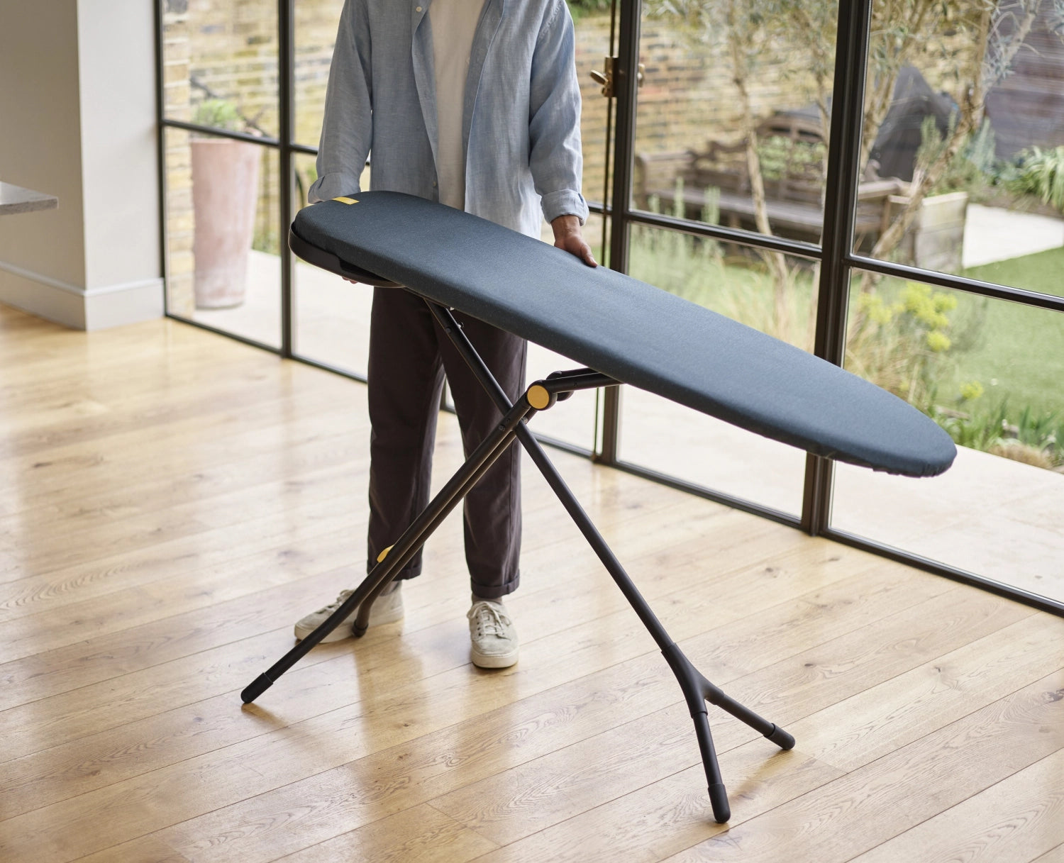 Glide Max Plus Bügelbrett in Schwarz und Blau von Joseph Joseph, ergonomisch gestaltet für effizientes Bügeln und platzsparend zusammenklappbar.