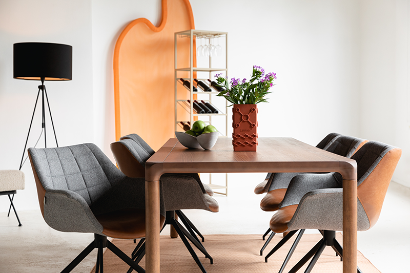 Armlehnstuhl Doulton Swivel  in Vintage Brown präsentiert im Onlineshop von KAQTU Design AG. Dreh-Schalenstuhl mit Armlehnen ist von Zuiver