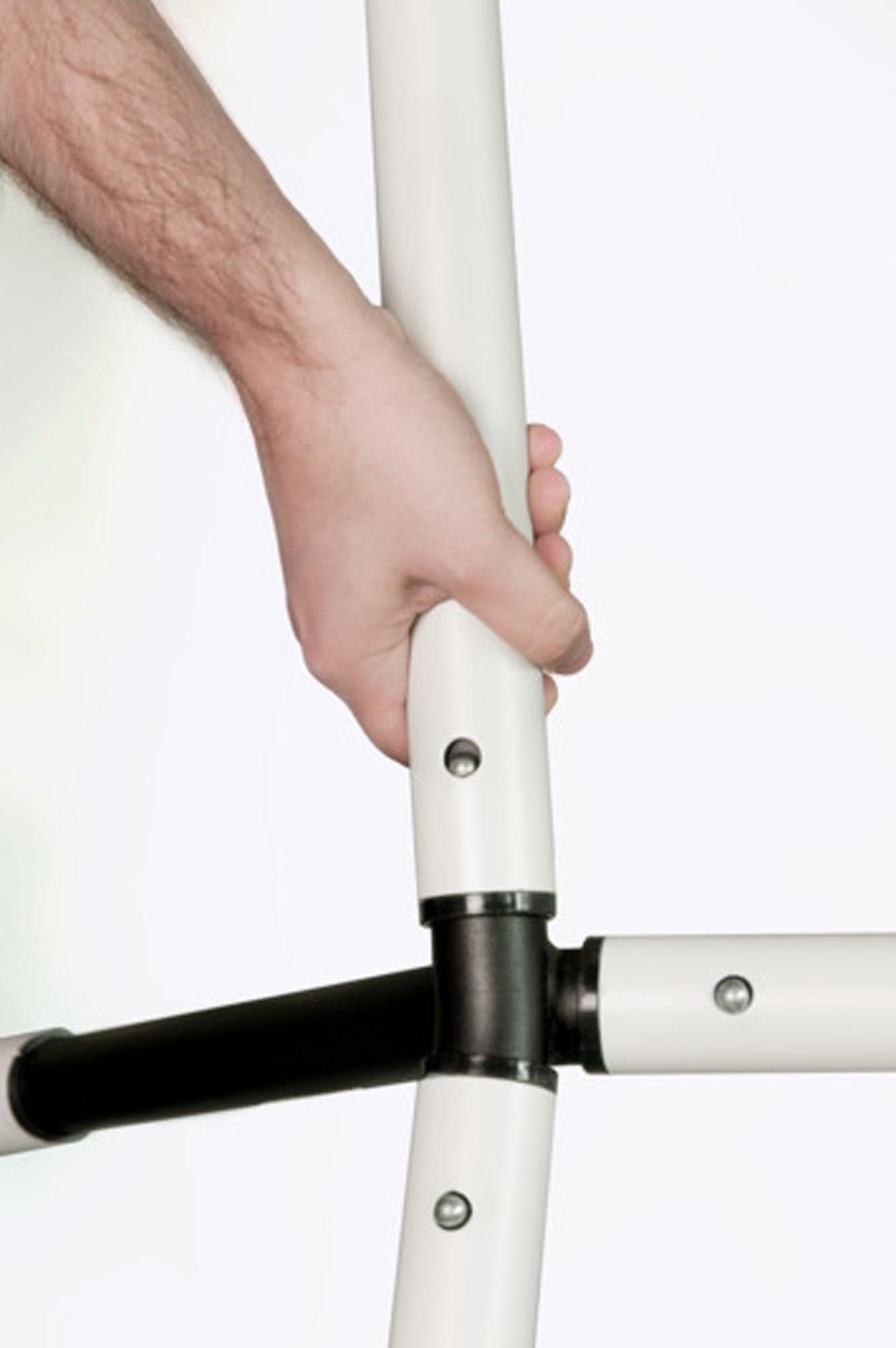 Eleganter, wetterfester Hängemattenständer aus Stahl, tragbar, stabil bis 120 kg, ideal für drinnen und draussen.