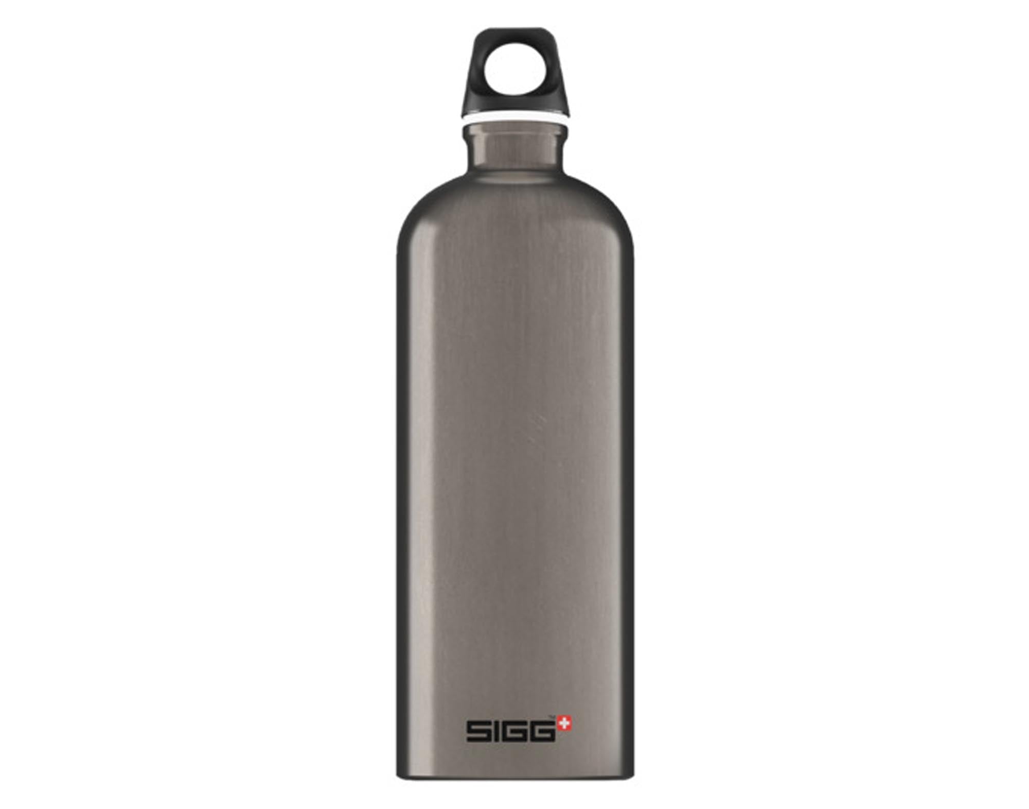 Entdecken Sie die SIGG Traveller Bottle 1 l in smoked pearl – die perfekte, umweltfreundliche Trinkflasche für Abenteuer, Sport und Alltag!