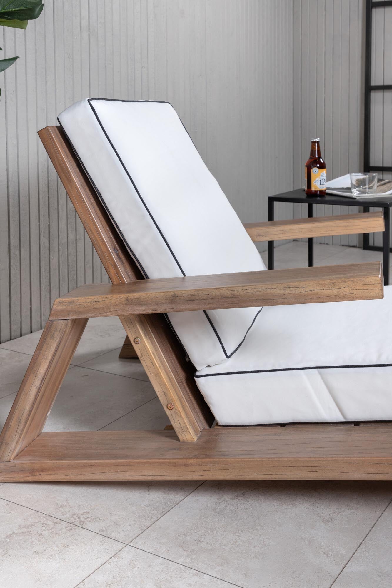 Luxuriöser Daria Lounge Chair von Venture Home: Perfekte Kombination aus Akazienholz und Komfort für Ihre stilvolle Terrasse.