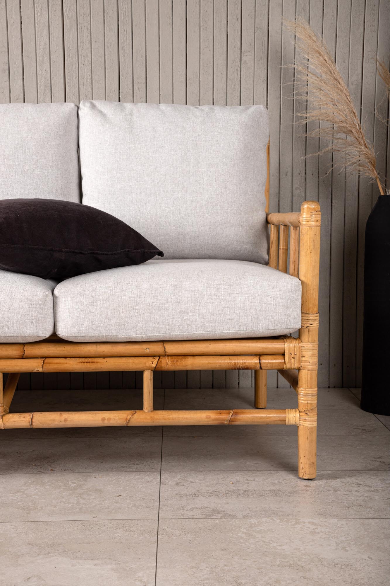 Luxuriöses Cone 3er Sofa von Venture Home: Hochwertiges Rattan, bequeme Kissen und elegantes Design für entspannte Stunden im Freien.