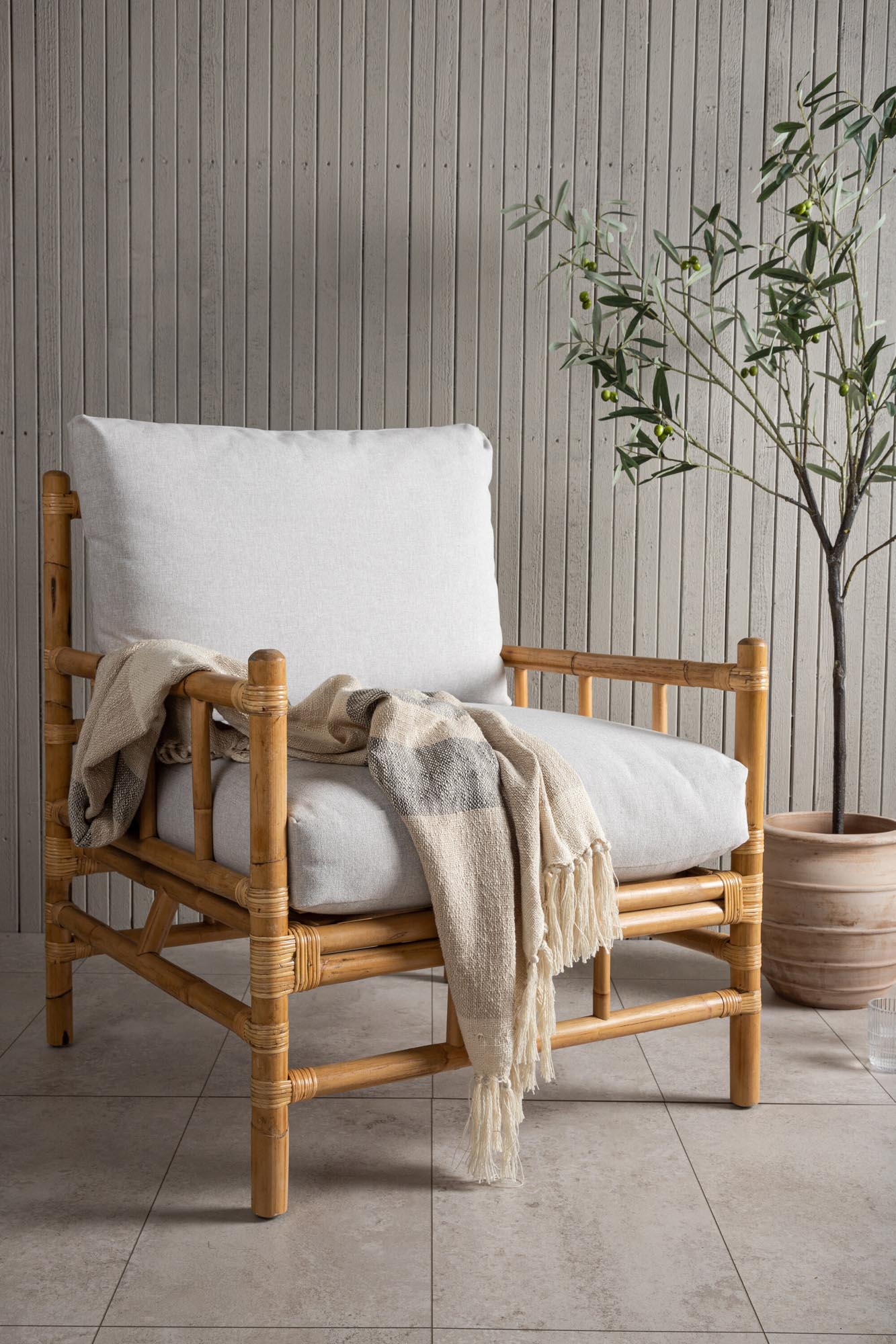 Stilvoller Rattan-Sessel für den Aussenbereich, bietet Komfort und Eleganz auf Terrasse oder Veranda. Perfekt zum Entspannen.