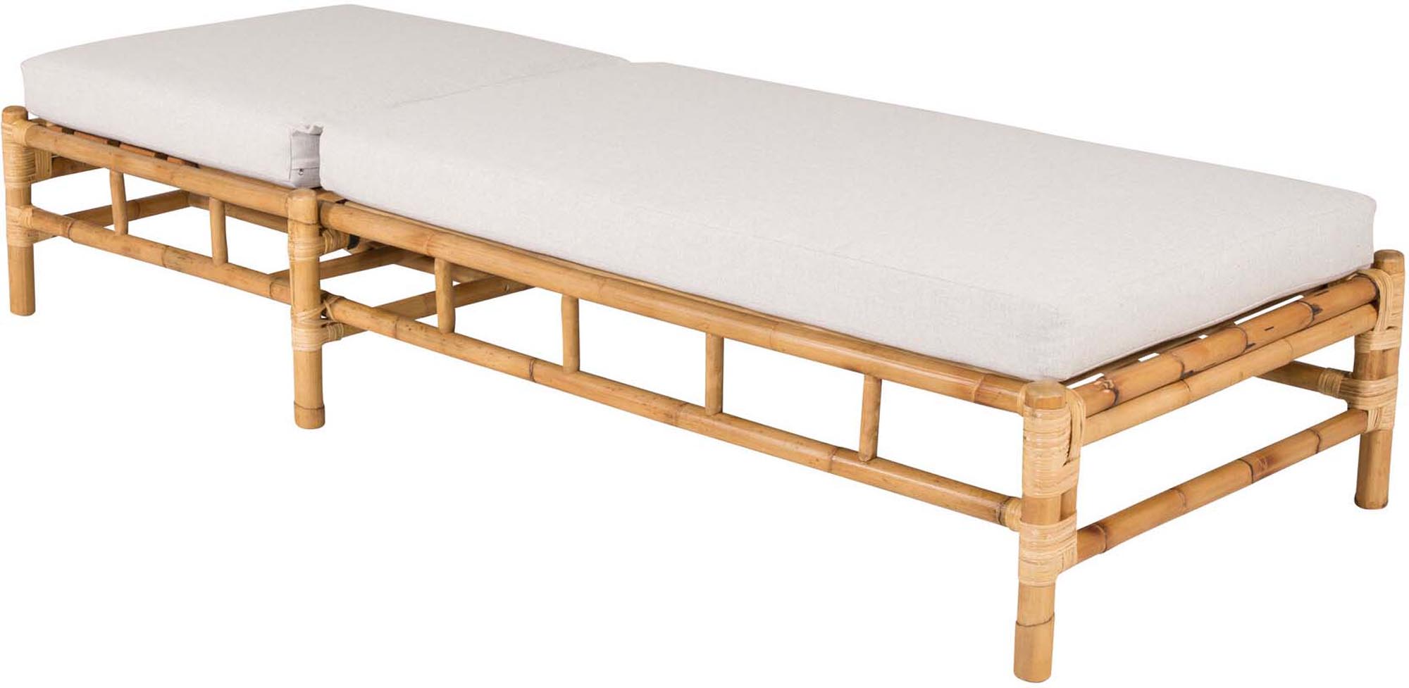 Cane Sonnenliege von Venture Home: Hochwertige Rattanliege mit komfortablen Kissen für entspannte Stunden im Freien.