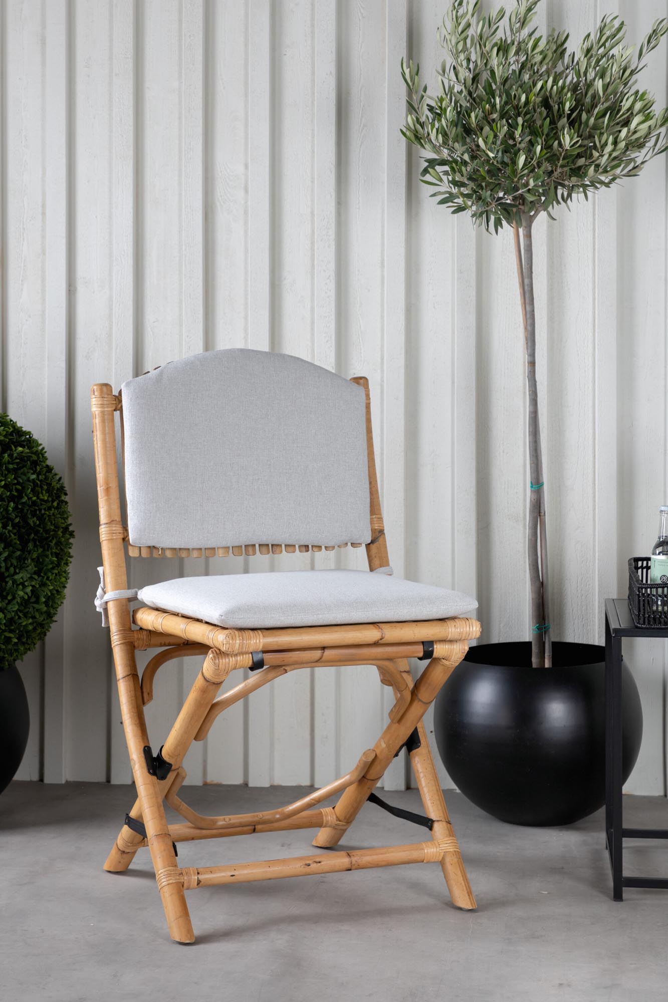 Eleganter klappbarer Cane Stuhl von Venture Home für jeden Aussenbereich.