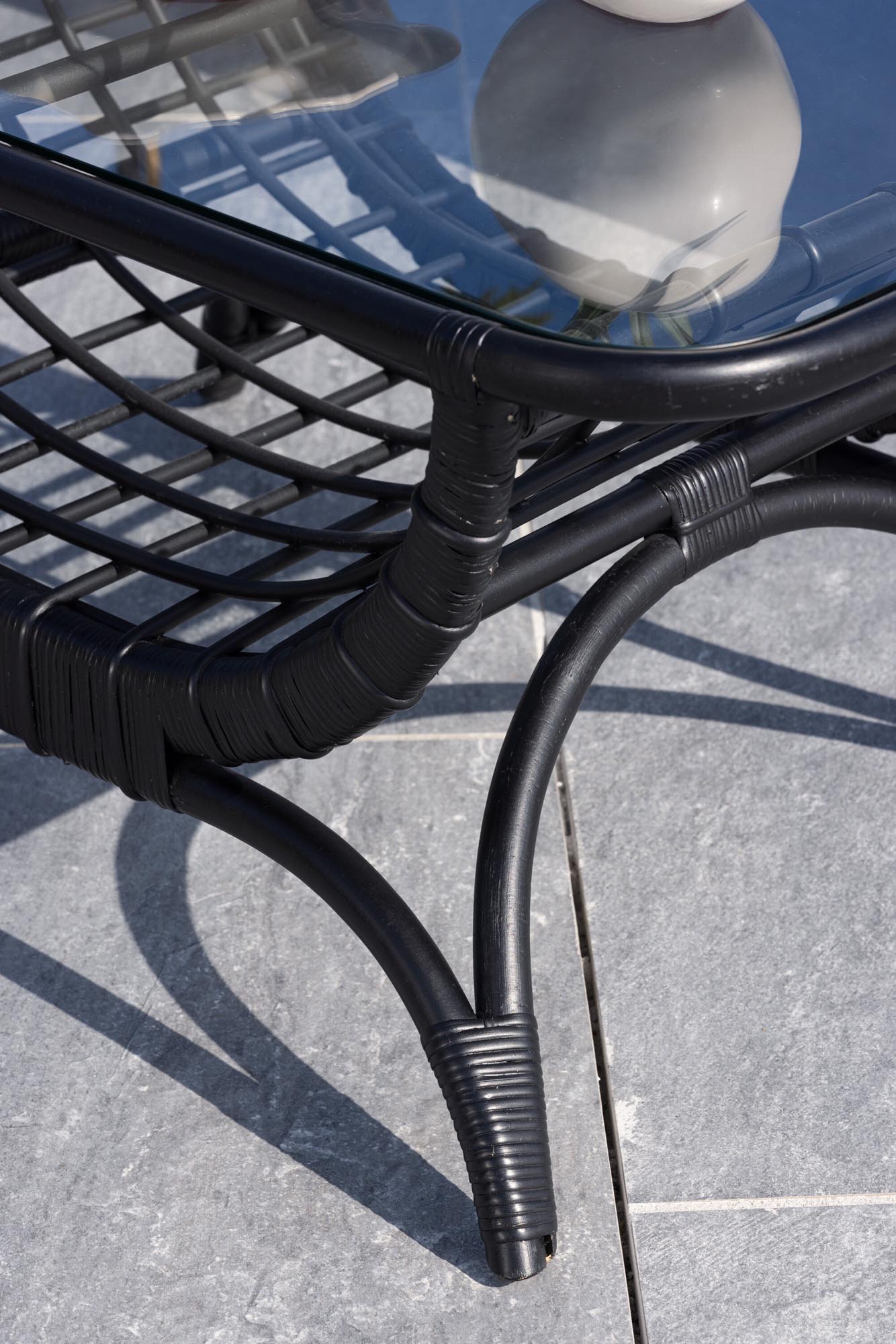 Entdecken Sie den Moana Beistelltisch von Venture Home – ein elegantes Möbelstück aus robustem Rattan mit pflegeleichter Glastischplatte, ideal für jeden Außenbereich.