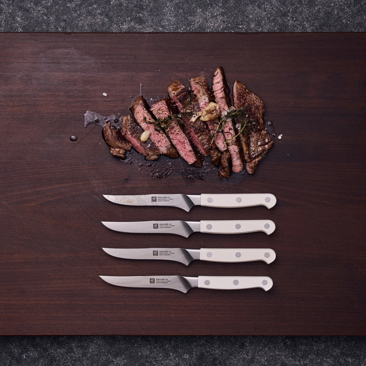 Pro le blanc Steakmesserset 4tlg. in Weiss präsentiert im Onlineshop von KAQTU Design AG. Küchenmesser ist von Zwilling Kitchen