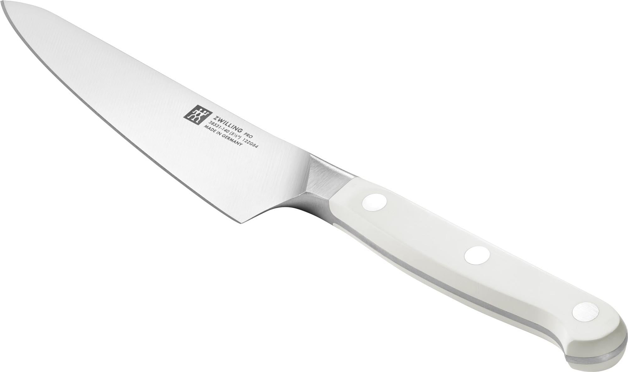 Entdecken Sie das kompakte 140mm Kochmesser von Zwilling Pro le blanc – perfekt für präzises Schneiden von Gemüse, Fleisch und Kräutern. Ergonomisches Design für müheloses Arbeiten.