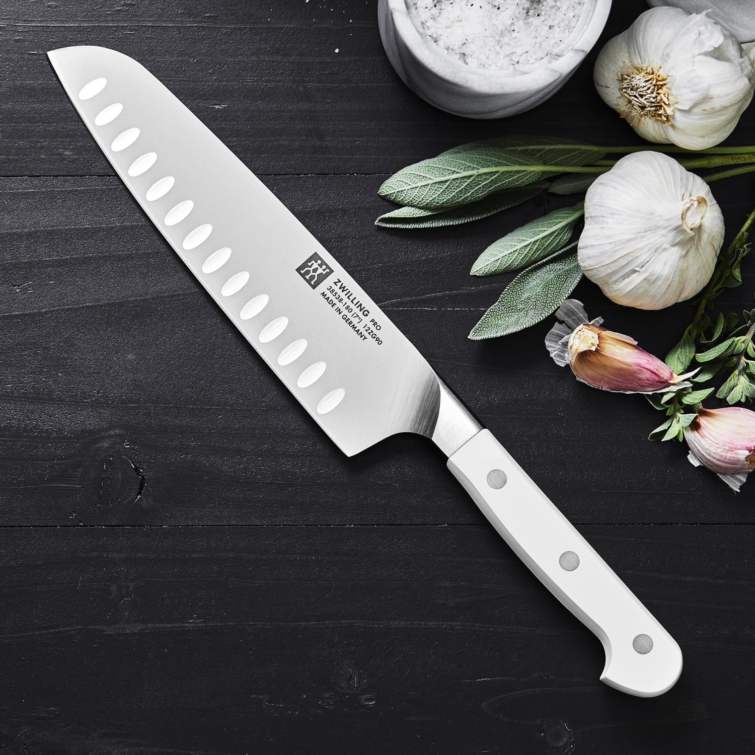 Erleben Sie das 180mm Santokumesser Pro le blanc von Zwilling – perfekt für präzises Schneiden von Fleisch, Fisch und Gemüse. Hochwertige Verarbeitung, komfortabler Griff.