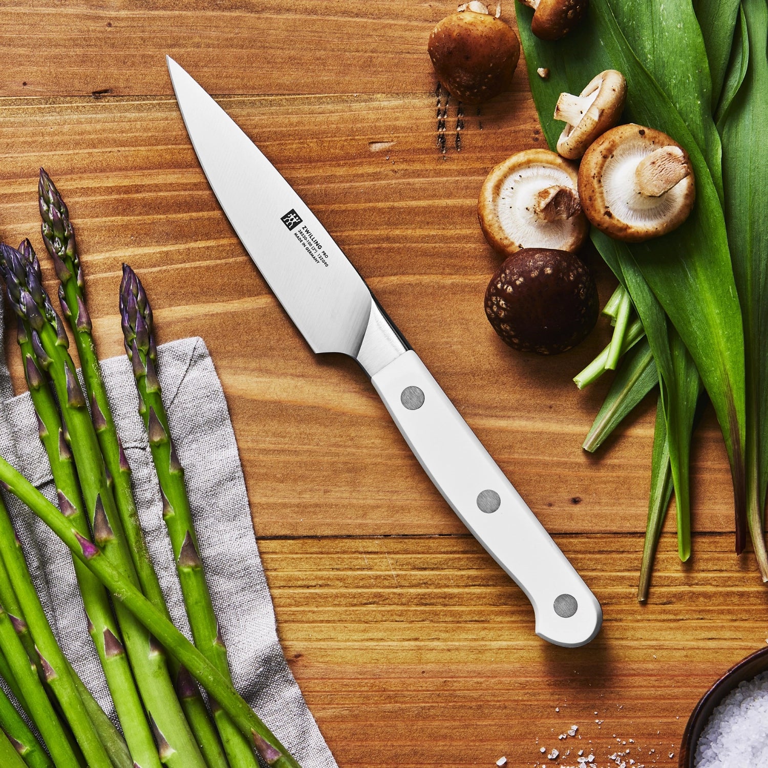 Erleben Sie das Pro le blanc Spick & Garniermesser 100mm von Zwilling Kitchen – ein elegantes, langlebiges Küchenwerkzeug für exakte Schneidarbeiten.
