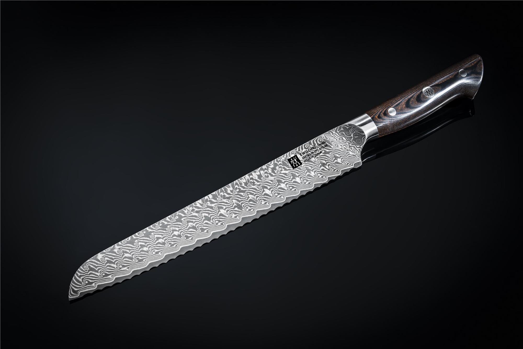 Das Tanrei Brotmesser 230mm von Zwilling Kitchen: Hochwertige Klinge, ergonomisches Design, perfekt für präzise Schnitte von Brot und Brötchen.