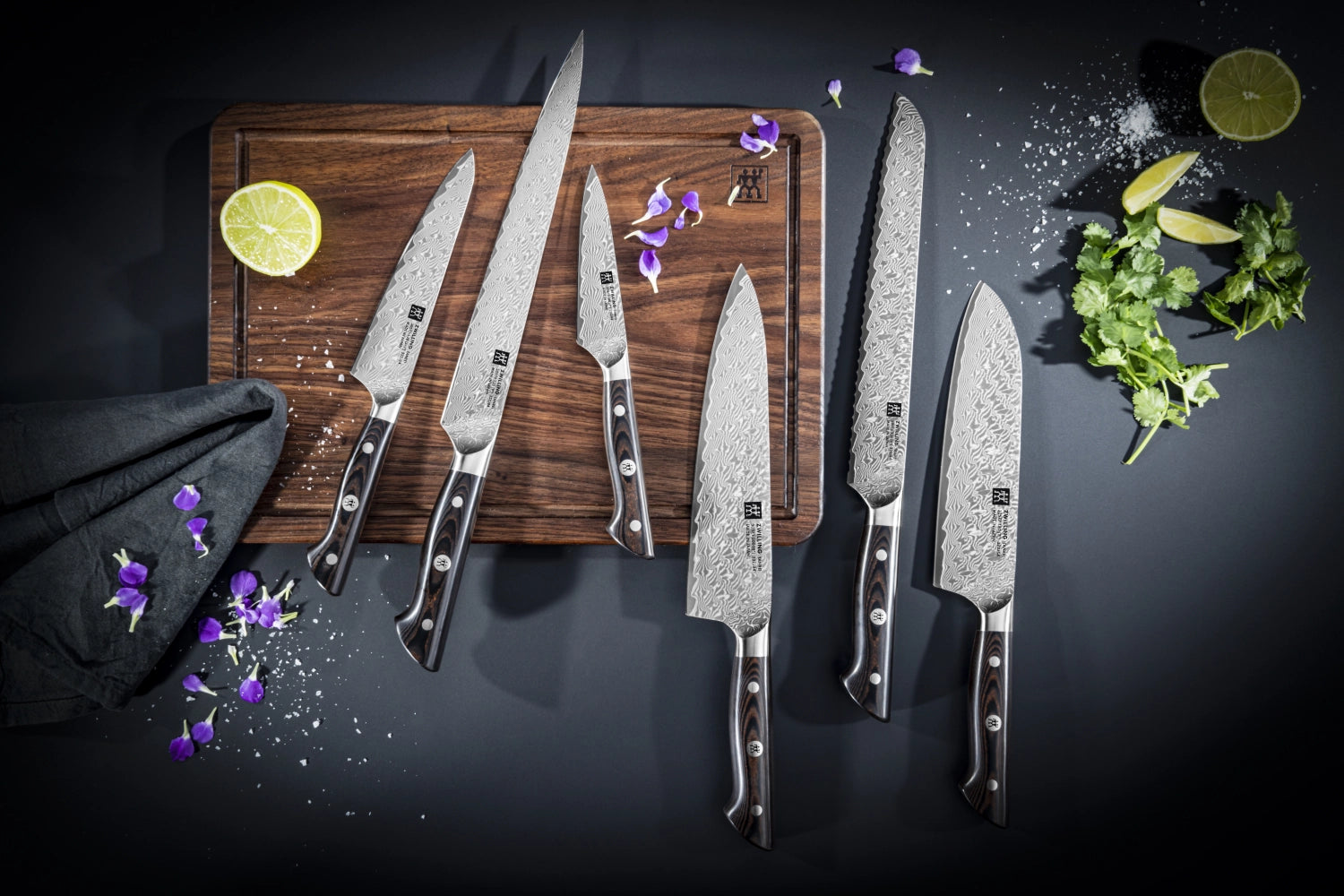 Elegantes Tanrei Santokumesser 180mm von Zwilling Kitchen, gefertigt aus hochwertigem Damaststahl für exzellente Schneideleistung und Langlebigkeit.