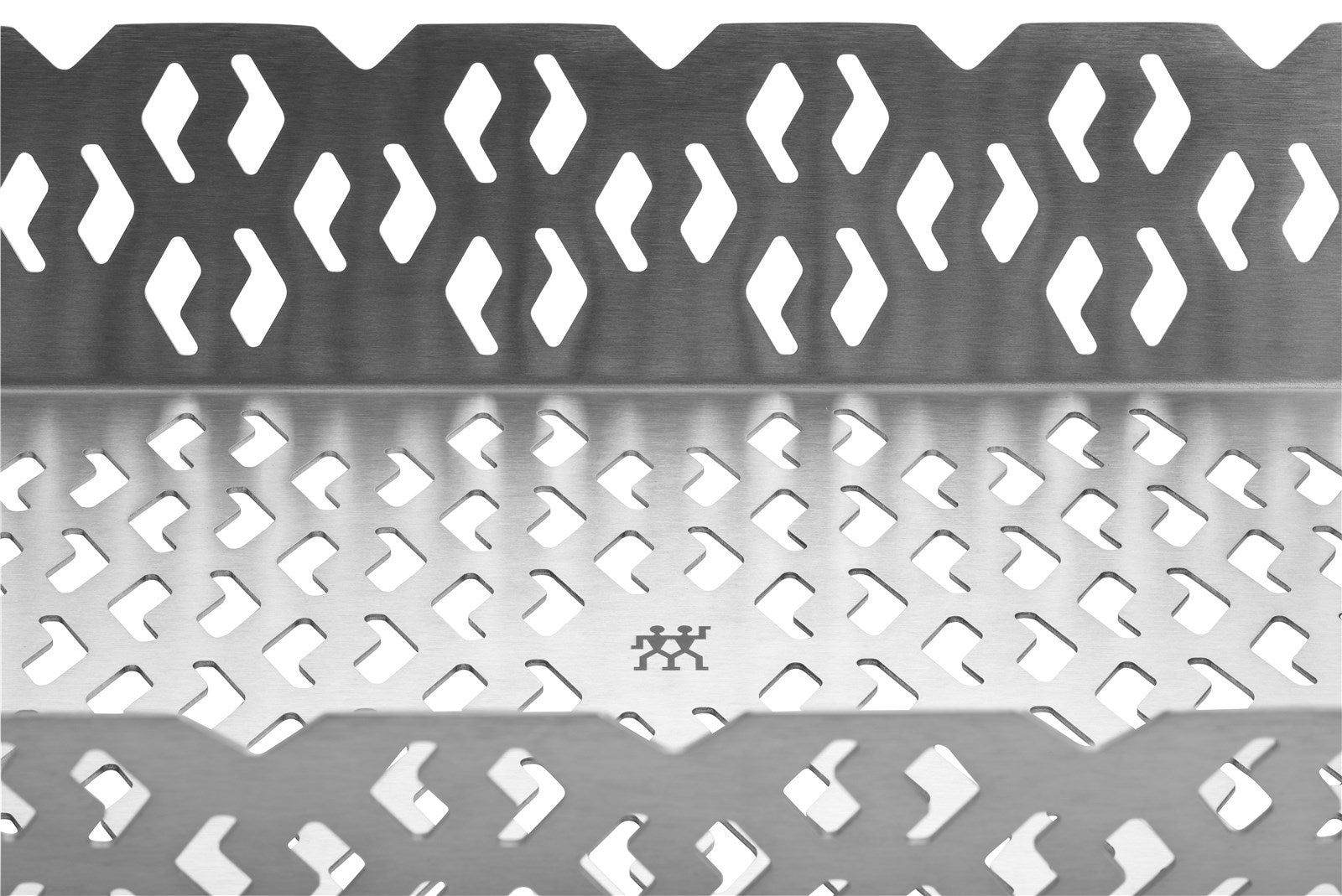 Entdecken Sie den BBQ+ Grillkorb M von Zwilling: Robuster Edelstahl, ideal für gleichmäßiges Garen von Fisch, Fleisch und Gemüse. 36x20 cm.