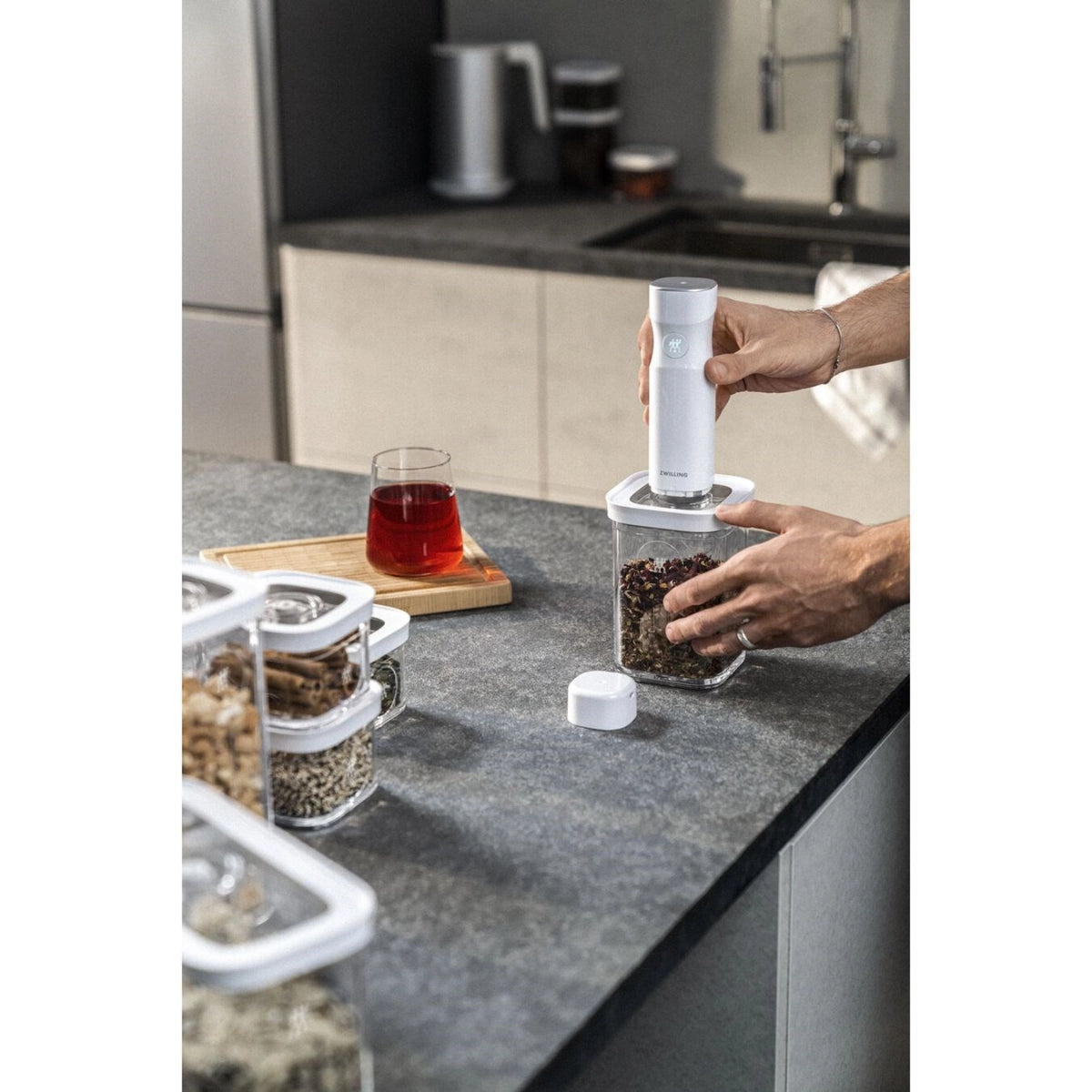 Cube Box S, 7.6x10.7x10.7cm, 320ml, Transparent-weiss in Transparent präsentiert im Onlineshop von KAQTU Design AG. Aufbewahrungsbeutel ist von Zwilling