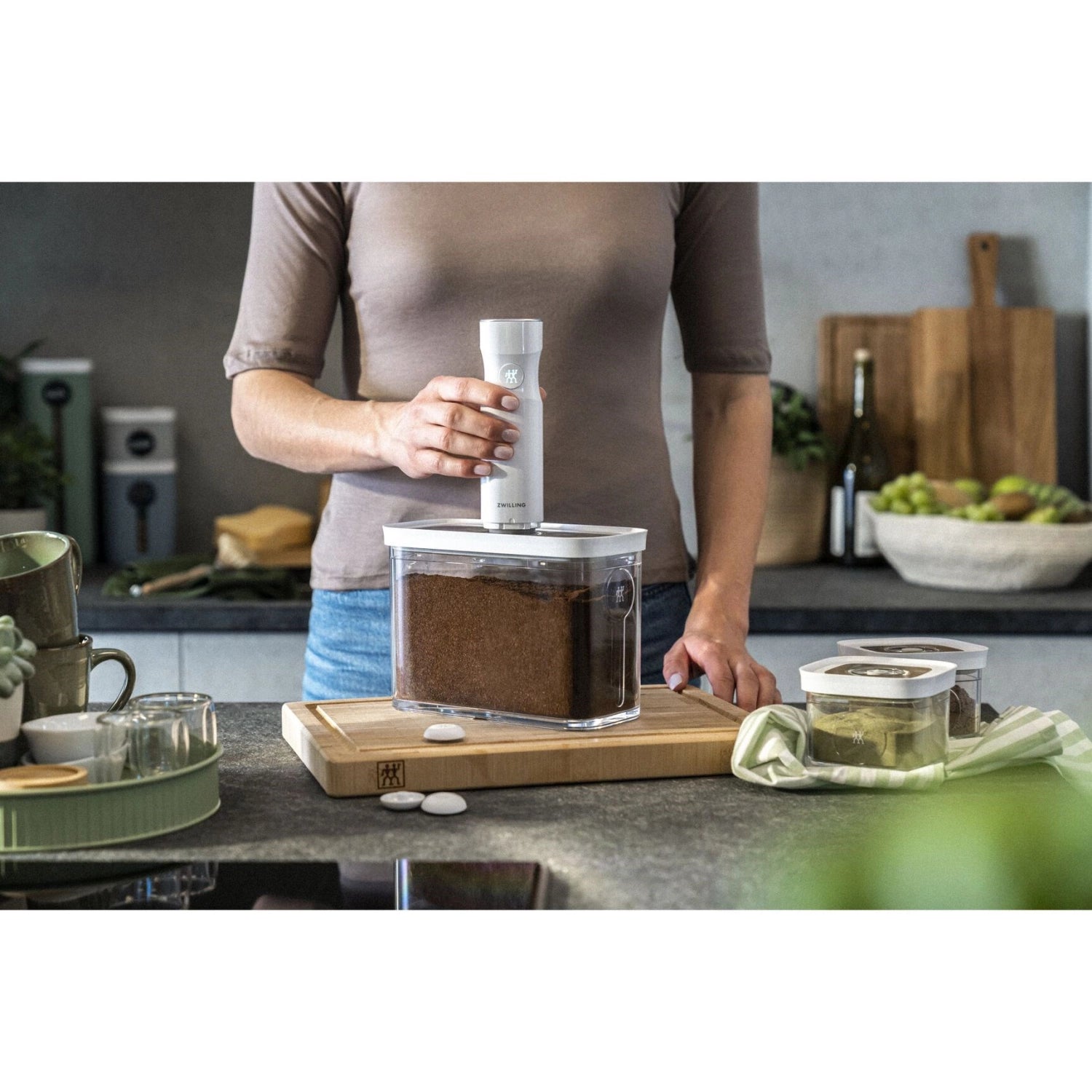 Praktische und elegante Cube Box 2M von Zwilling, 1.8l, transparent-weiß, perfekt für die frische Aufbewahrung von Lebensmitteln.