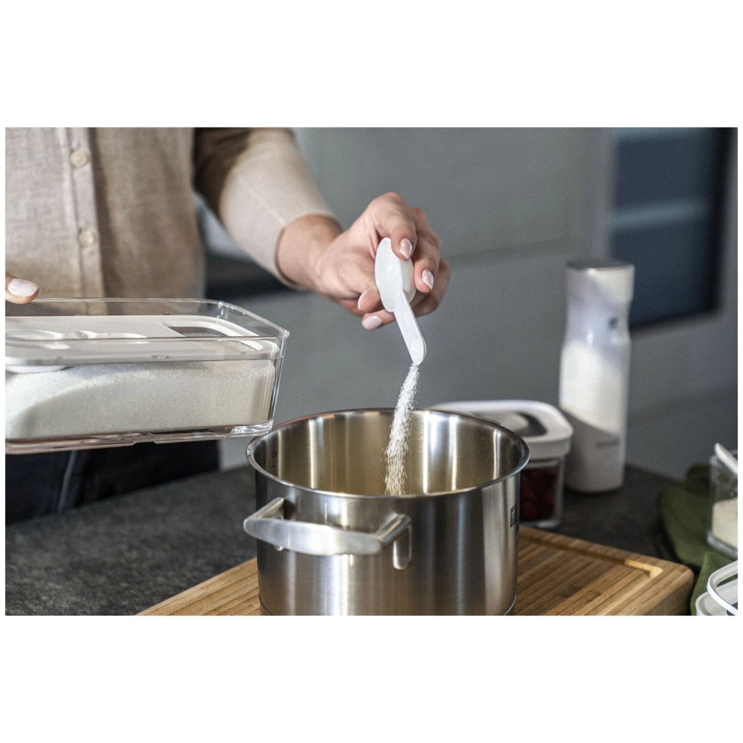 Der Cube M Einsatz mit Messlöffel von Zwilling sorgt für optimale Organisation in Ihren M, 2M und 3M Aufbewahrungsbehältern. Praktisch und elegant!