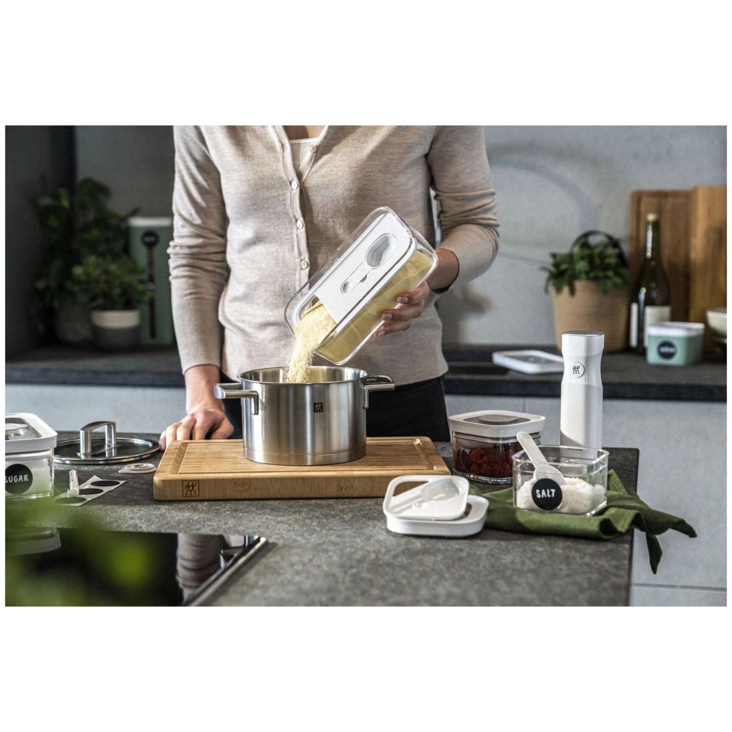 Der Cube M Einsatz mit Messlöffel von Zwilling optimiert die Aufbewahrung in Ihren M, 2M und 3M Behältern. Funktionalität trifft auf stilvolles Design!