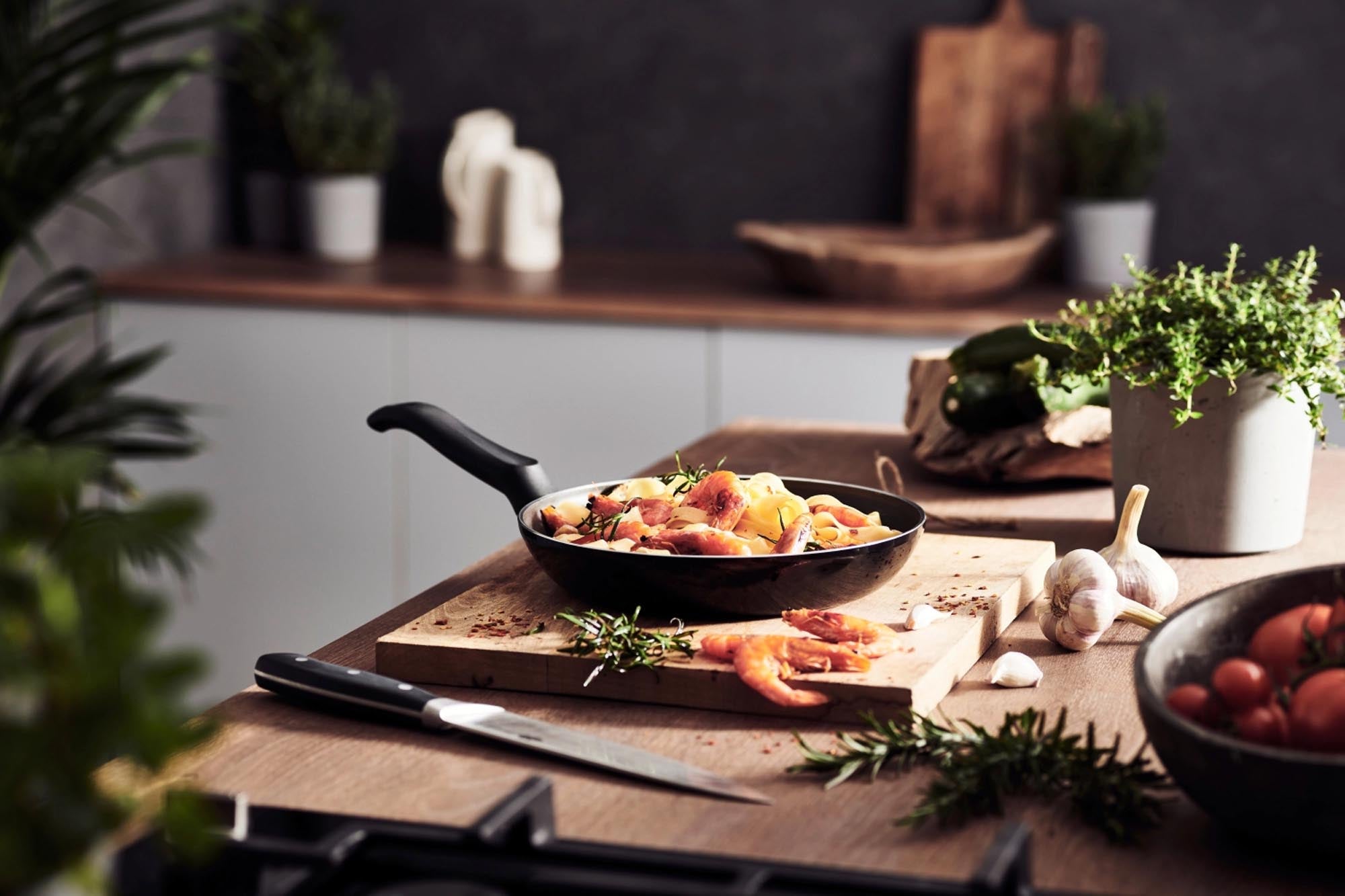 Die Firenze Bratpfanne von Ballarini (28 cm) vereint Leichtigkeit, innovative Antihaftbeschichtung und ergonomisches Design für ein entspanntes Kocherlebnis.