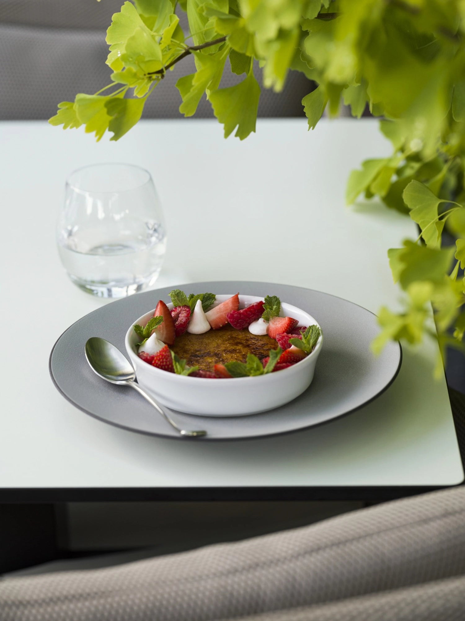 Eleganter Arles Dessertlöffel aus robustem, mattem Edelstahl von Revol. Ideal für stilvolle Tischdekoration und müheloses Genießen von Desserts.