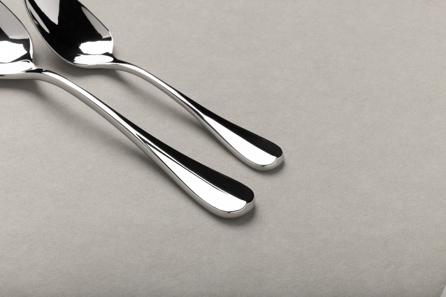 Entdecken Sie den Beaune Suppenlöffel aus glänzendem Edelstahl von Revol. Hochwertig, langlebig und ergonomisch – ideal für jedes Besteckset.