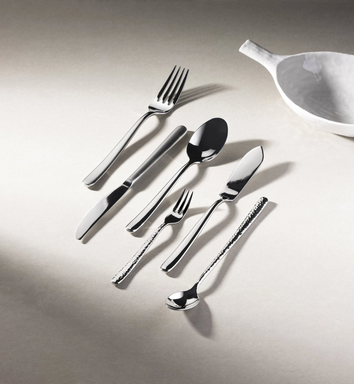 Courchevel Tafelmesser edelstahl matt in Silber präsentiert im Onlineshop von KAQTU Design AG. Besteck ist von Revol