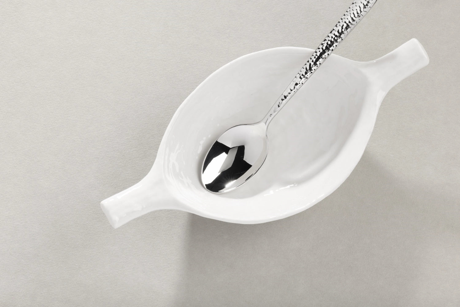 Der elegante Courchevel Dessertlöffel von Revol aus hochwertigem Edelstahl vereint modernes Design und Langlebigkeit. Ideal für feine Desserts!